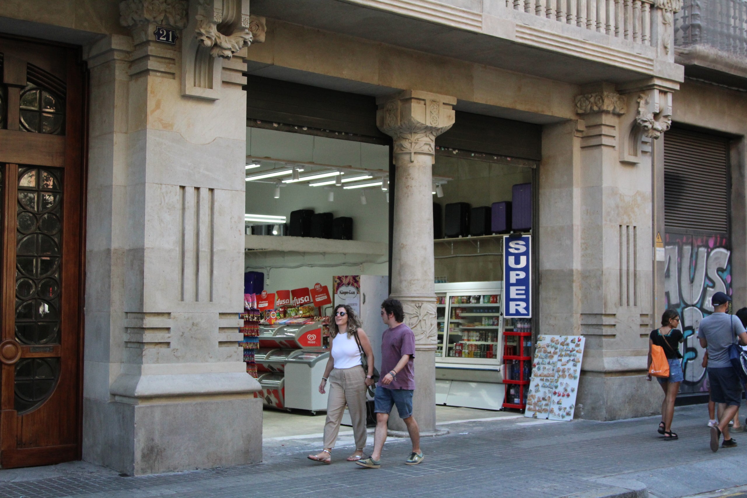 El supermercat 24 hores obert a la Casa Heribert Pons de la rambla de Catalunya / A.R.