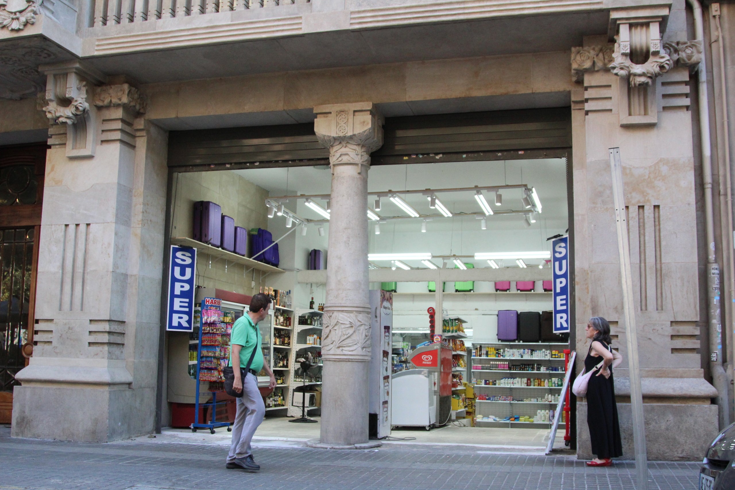 El supermercat 24 hores il·legal de la rambla de Catalunya quan era obert / Anton Rosa