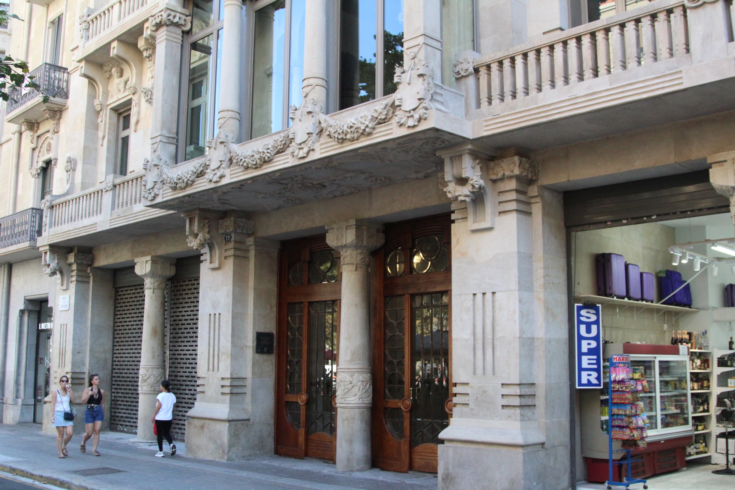 El supermercat 24 hores obert a la Casa Heribert Pons de la rambla de Catalunya / A.R.
