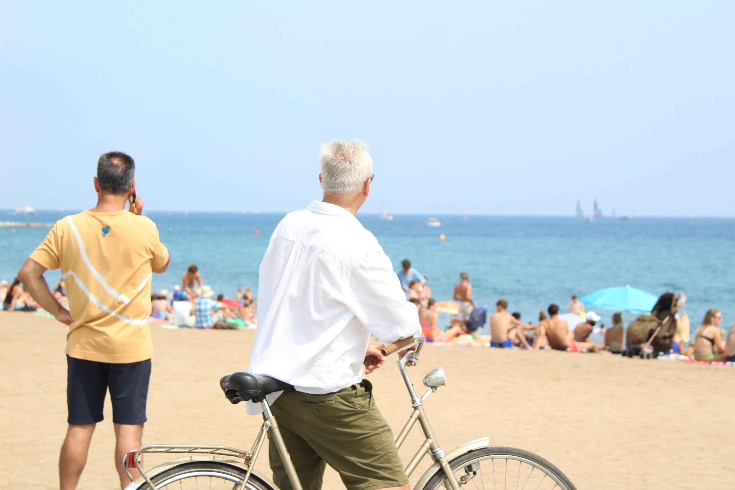 Espectadors observen una de les regates de la jornada inaugural de la Copa Amèrica des de la platja / A.R.