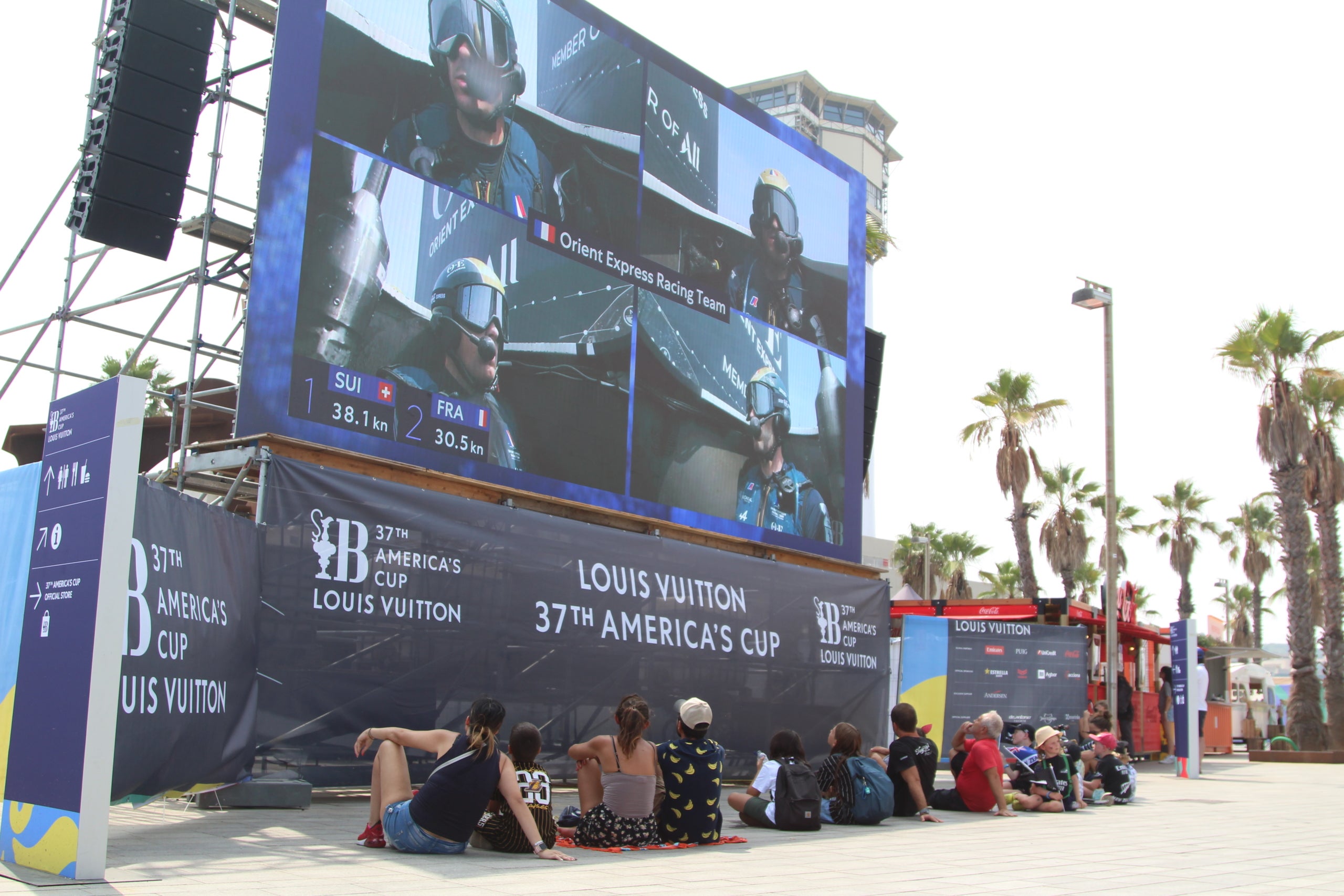 Espectadors observen una de les regates de la jornada inaugural de la Copa Amèrica a través d'una de les pantalles habilitades en les fan zones desplegades per la ciutat / A.R.