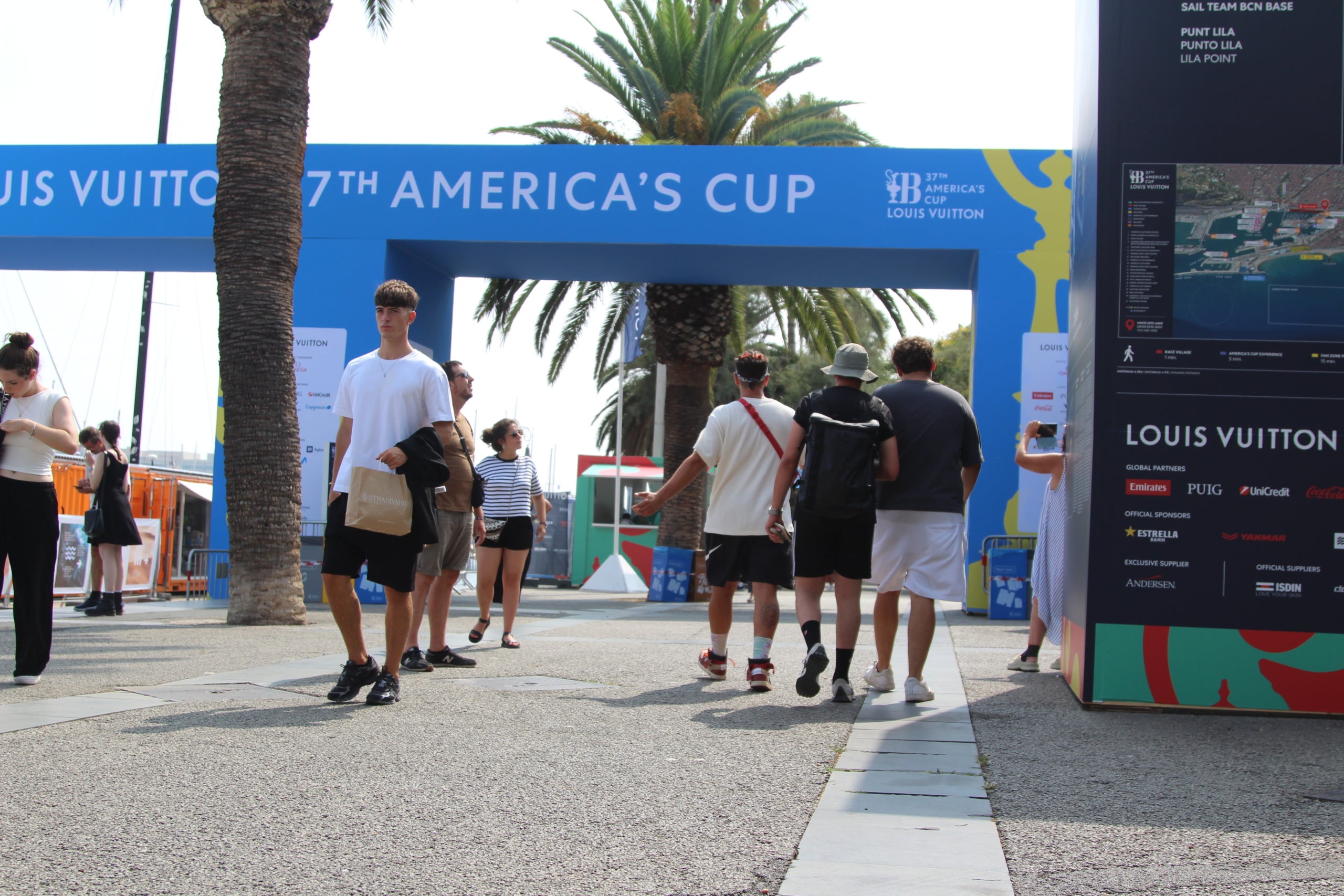 Un dels espais de les fan zones habilitades per poder seguir la Copa Amèrica arreu de la costa barcelonina / Anton Rosa