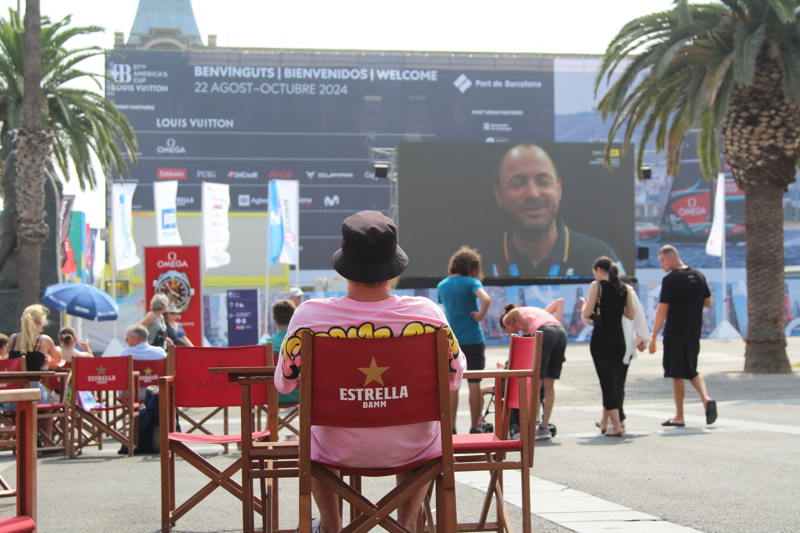 Espectadors observen una de les regates de la jornada inaugural de la Copa Amèrica a través d'una de les pantalles habilitades en les fan zones desplegades per la ciutat / A.R.