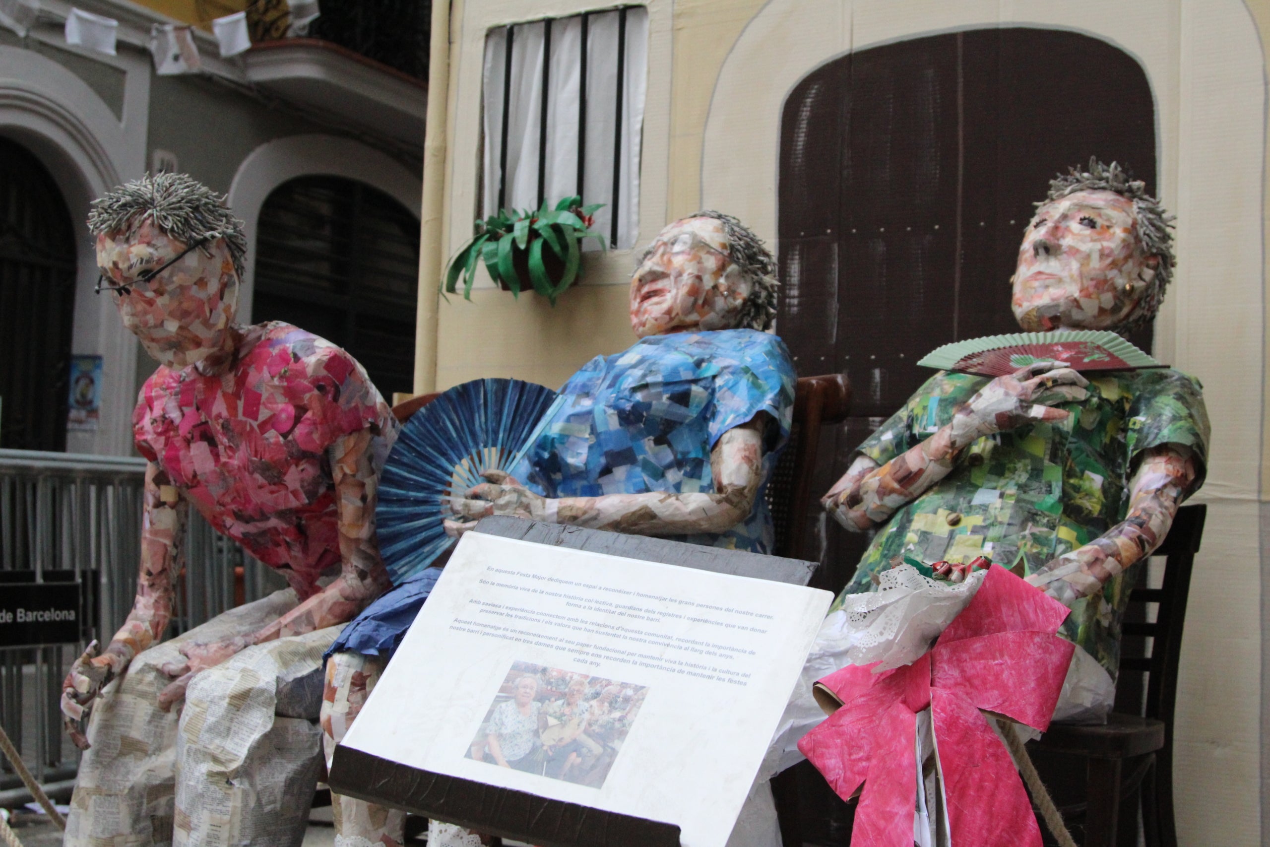 Un dels escenaris del carrer de Valladolid, un dels participants del concurs de guarnits de Sants / A.R.