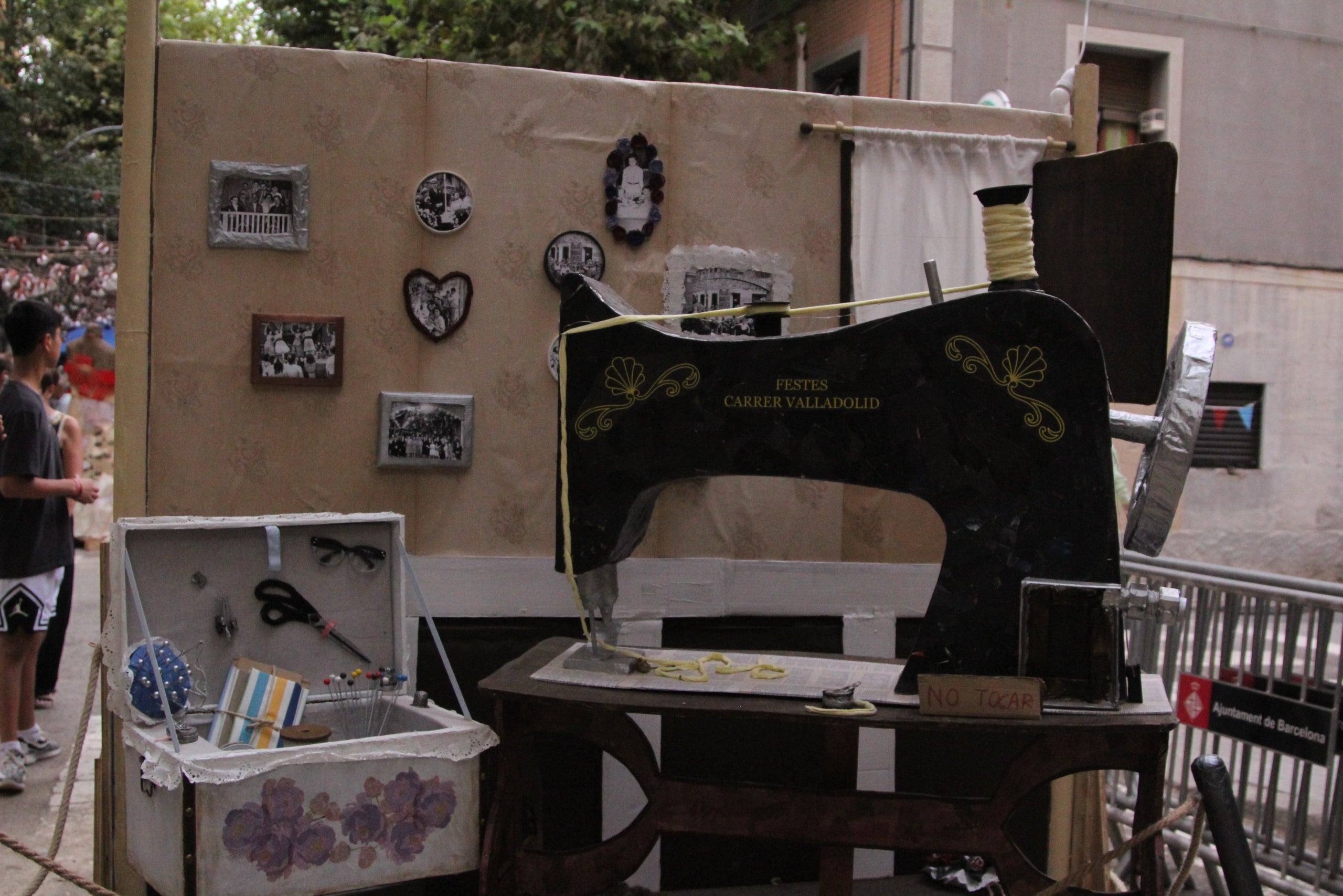 Un dels escenaris del carrer de Valladolid, un dels participants del concurs de guarnits de Sants / A.R.