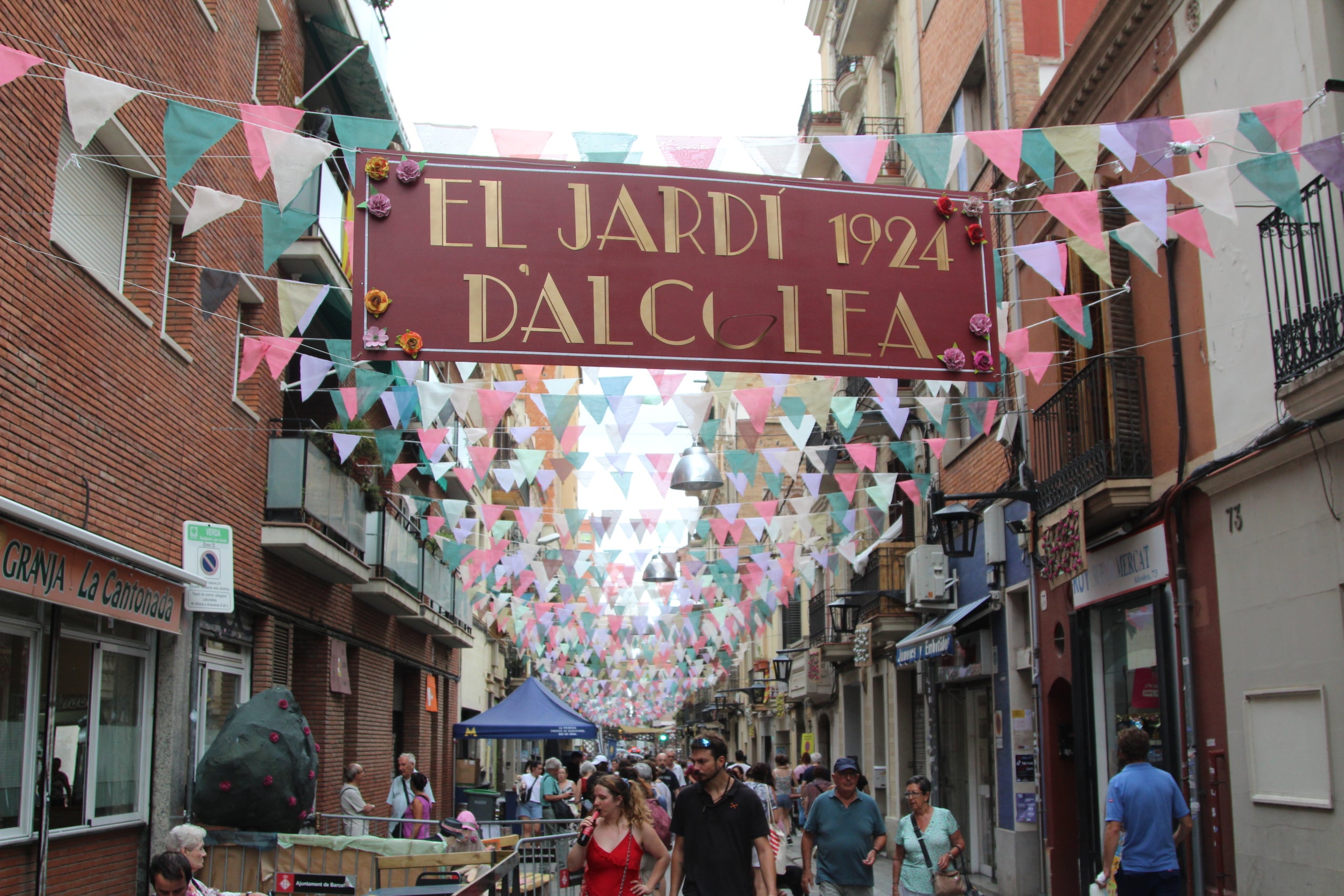 Un dels escenaris del carrer d'Alcolea de Baix, un dels participants del concurs de guarnits de Sants / A.R.