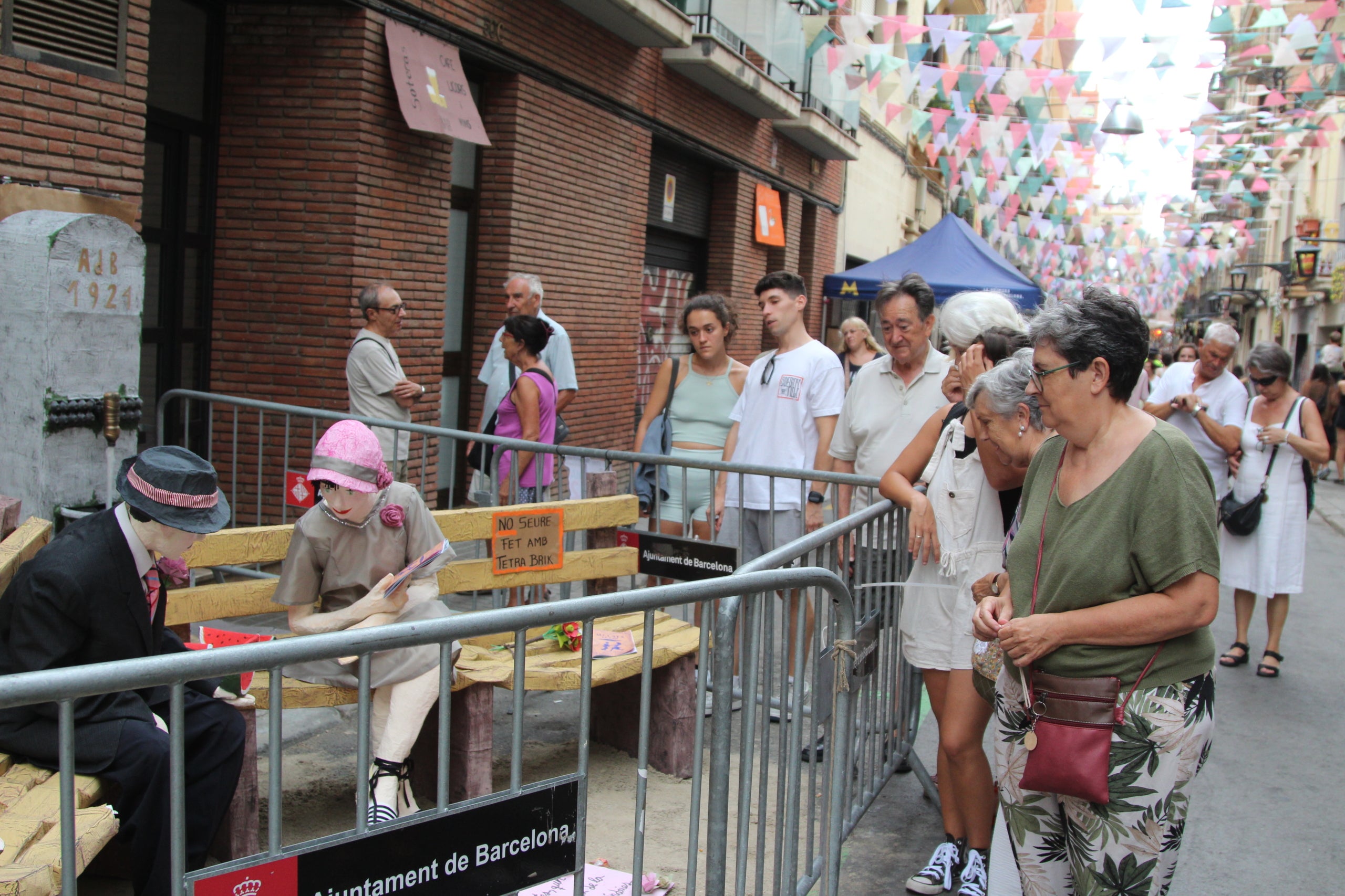 Un dels escenaris del carrer de Sagunt, un dels participants del concurs de guarnits de Sants / A.R.