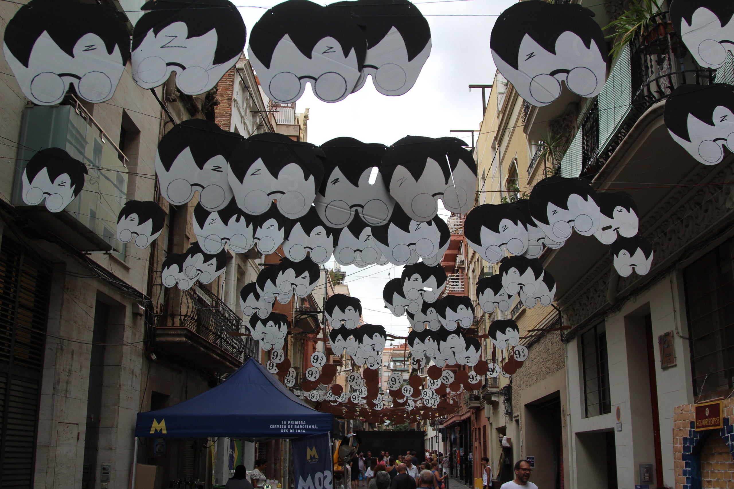 Un dels escenaris del carrer d'Alcolea de Dalt, un dels participants del concurs de guarnits de Sants / A.R.