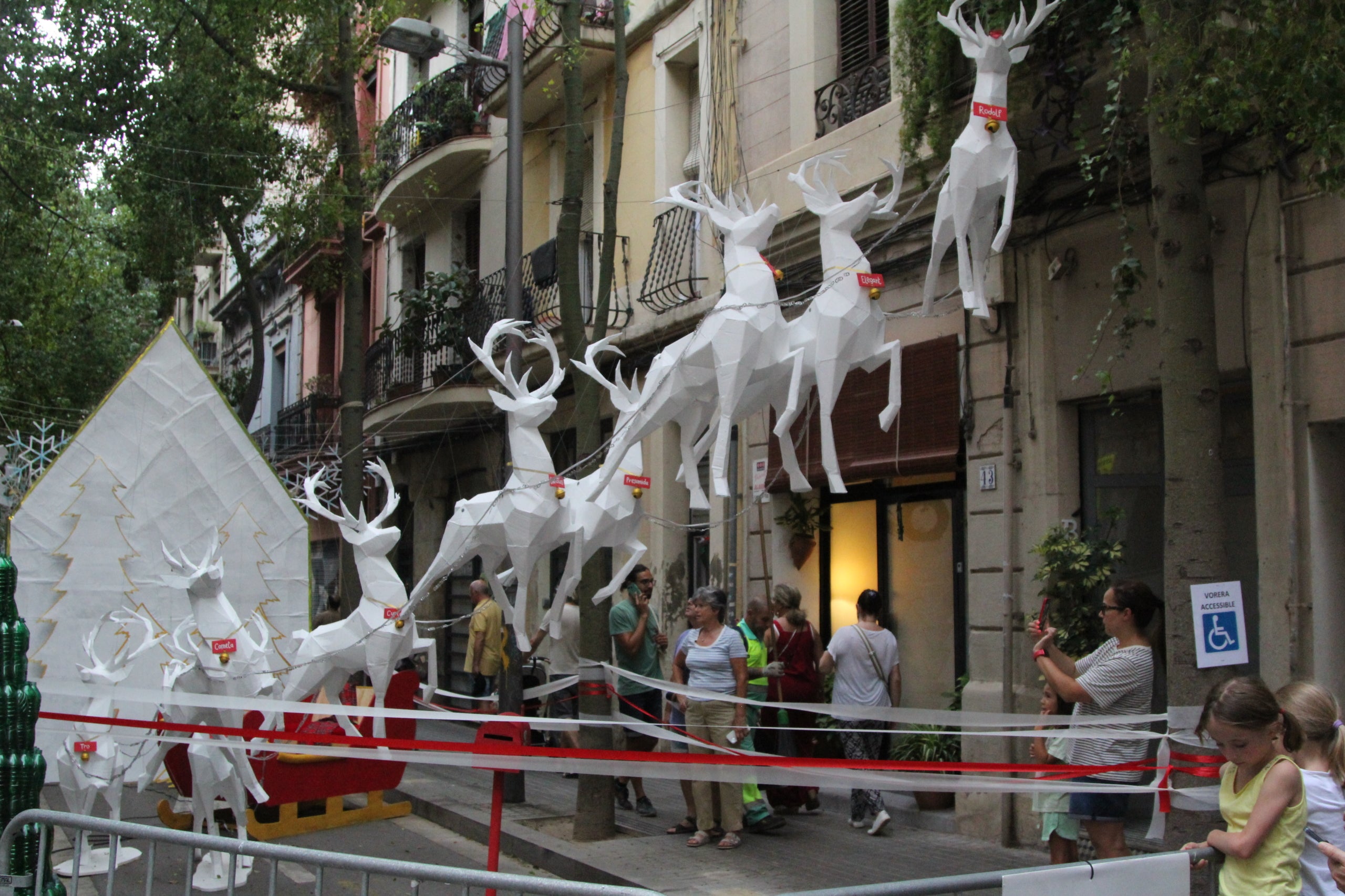 Un dels escenaris decorats del carrer de Finlàndia, guanyador del concurs de guarnits de Sants / A.R.
