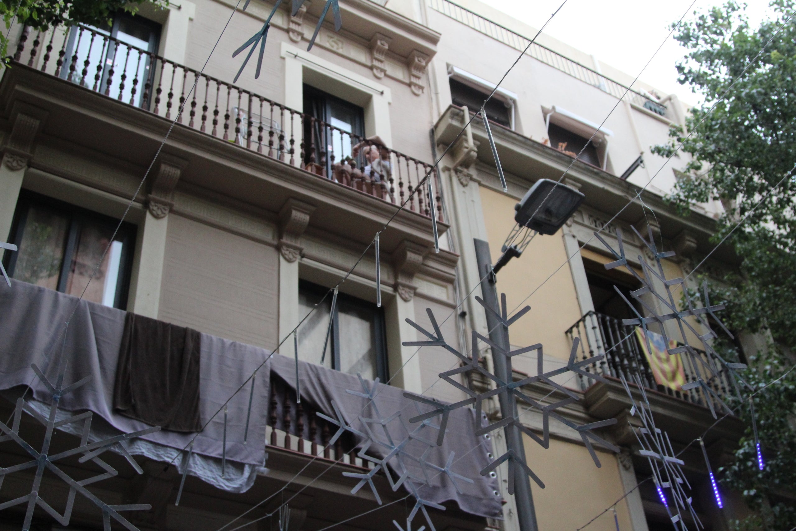 Un dels escenaris decorats del carrer de Finlàndia, guanyador del concurs de guarnits de Sants / A.R.