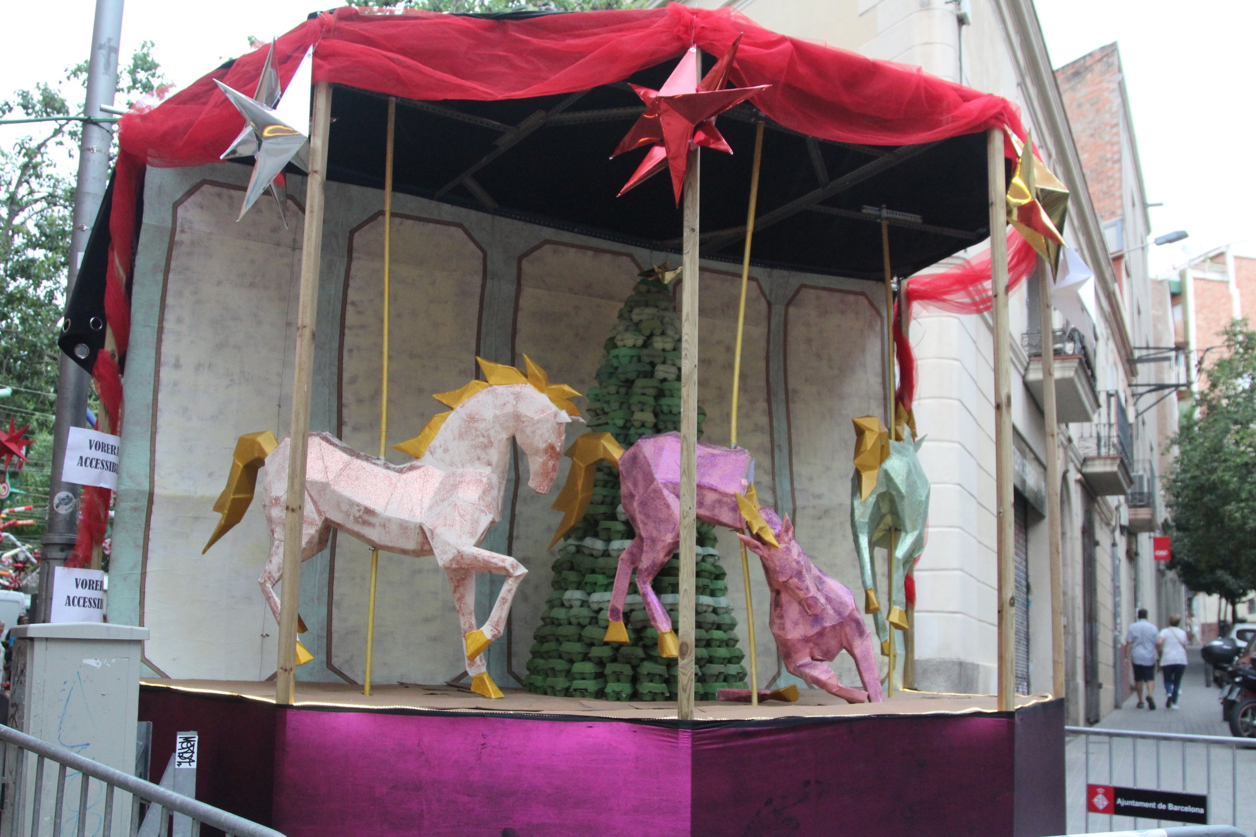 Un dels escenaris decorats del carrer de Finlàndia, guanyador del concurs de guarnits de Sants / A.R.