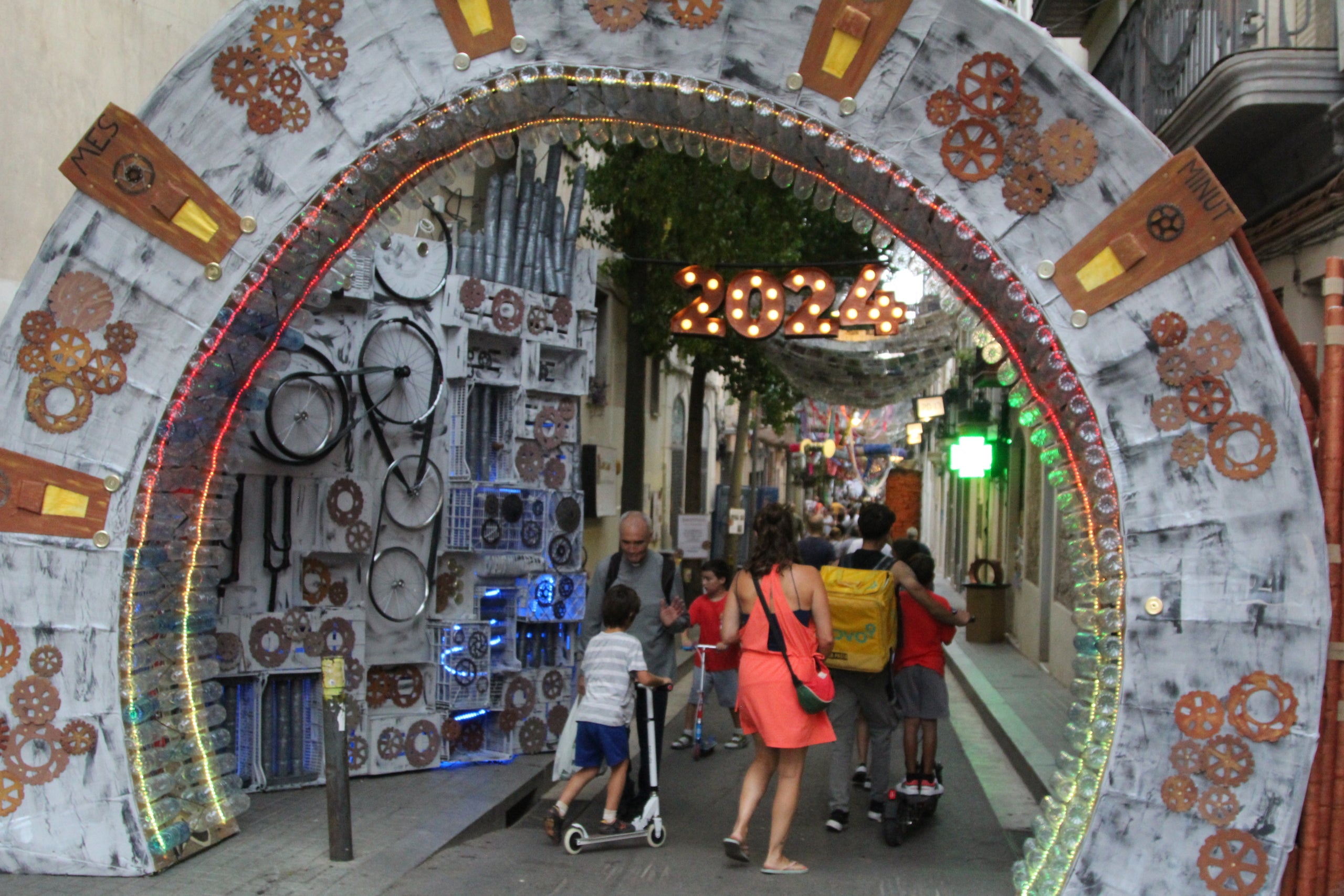 Un dels escenaris del carrer de Sagunt, un dels participants del concurs de guarnits de Sants / A.R.