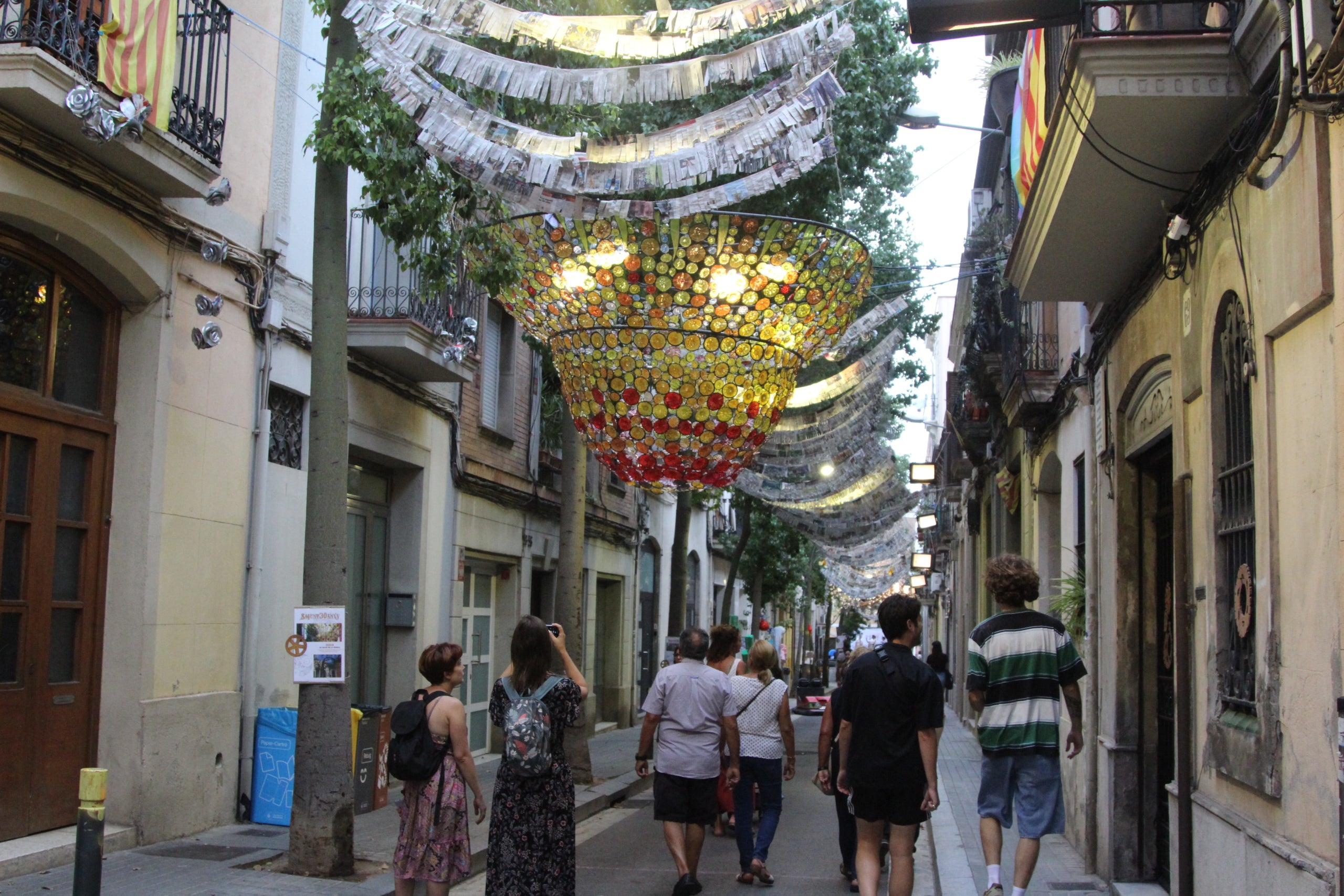 Un dels escenaris del carrer de Sagunt, un dels participants del concurs de guarnits de Sants / A.R.