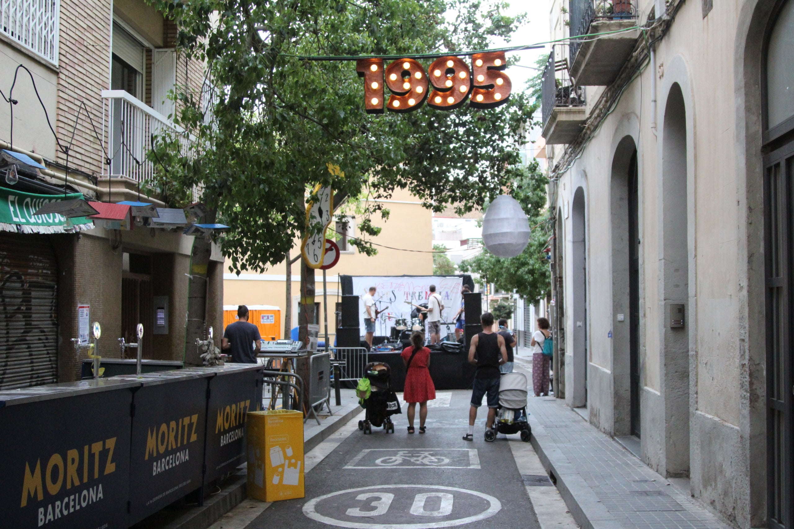 Un dels escenaris del carrer de Sagunt, un dels participants del concurs de guarnits de Sants / A.R.