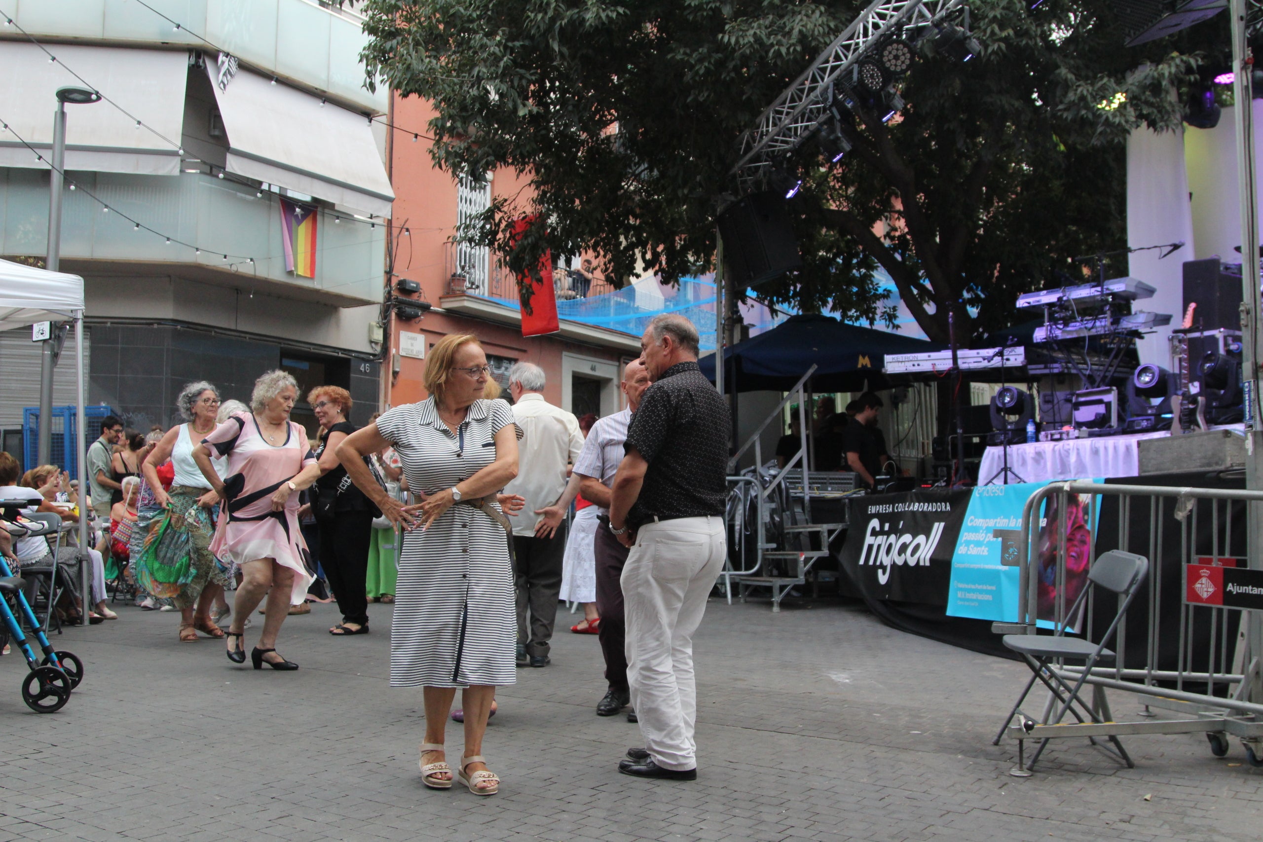 Un dels escenaris decorats de la plaça de la Farga, una de les participants del concurs de guarnits de Sants / A.R.