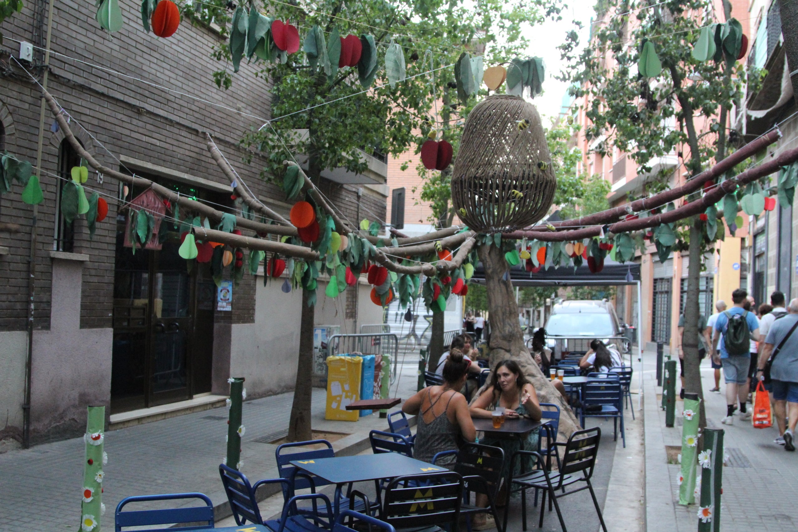 Un dels escenaris del carrer del Guadiana, un dels participants del concurs de guarnits de Sants / A.R.