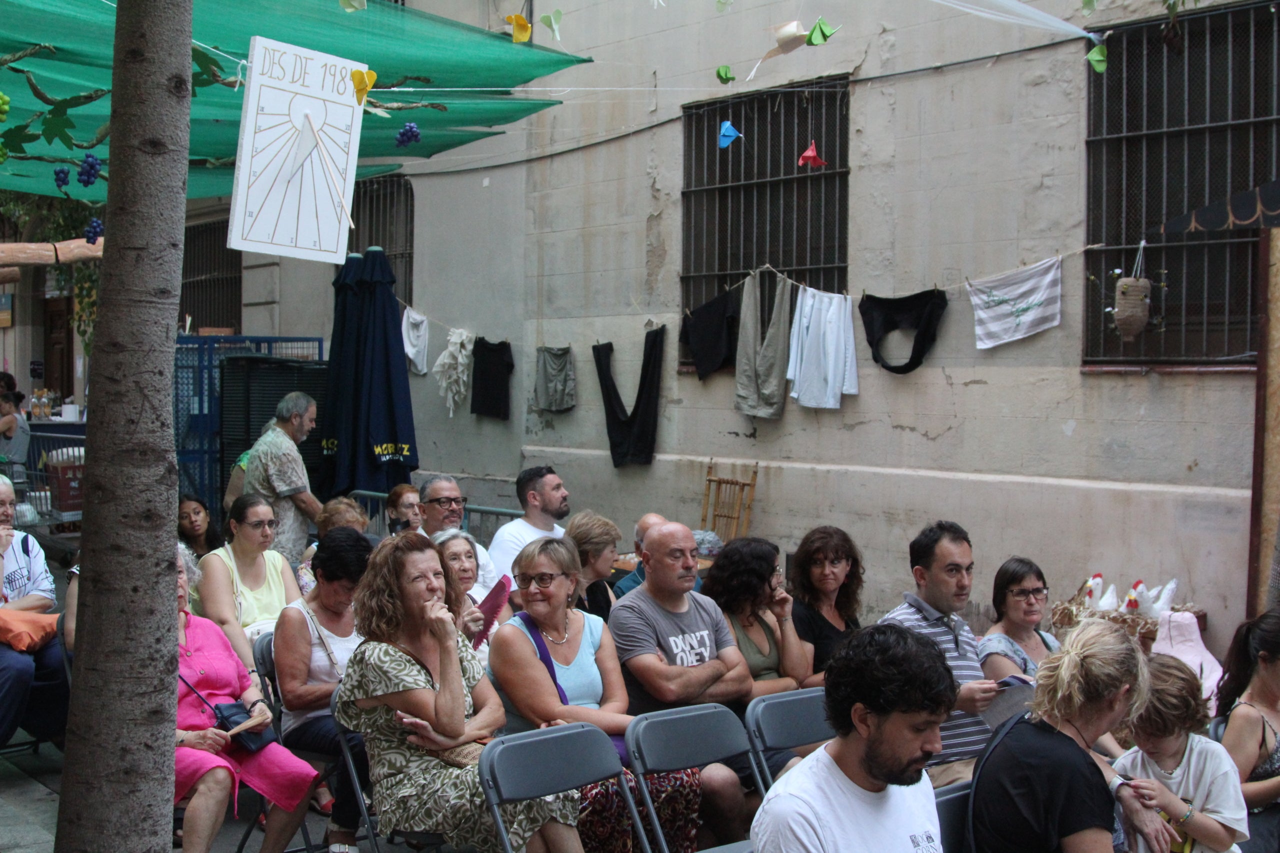 Un dels escenaris del carrer del Guadiana, un dels participants del concurs de guarnits de Sants / A.R.
