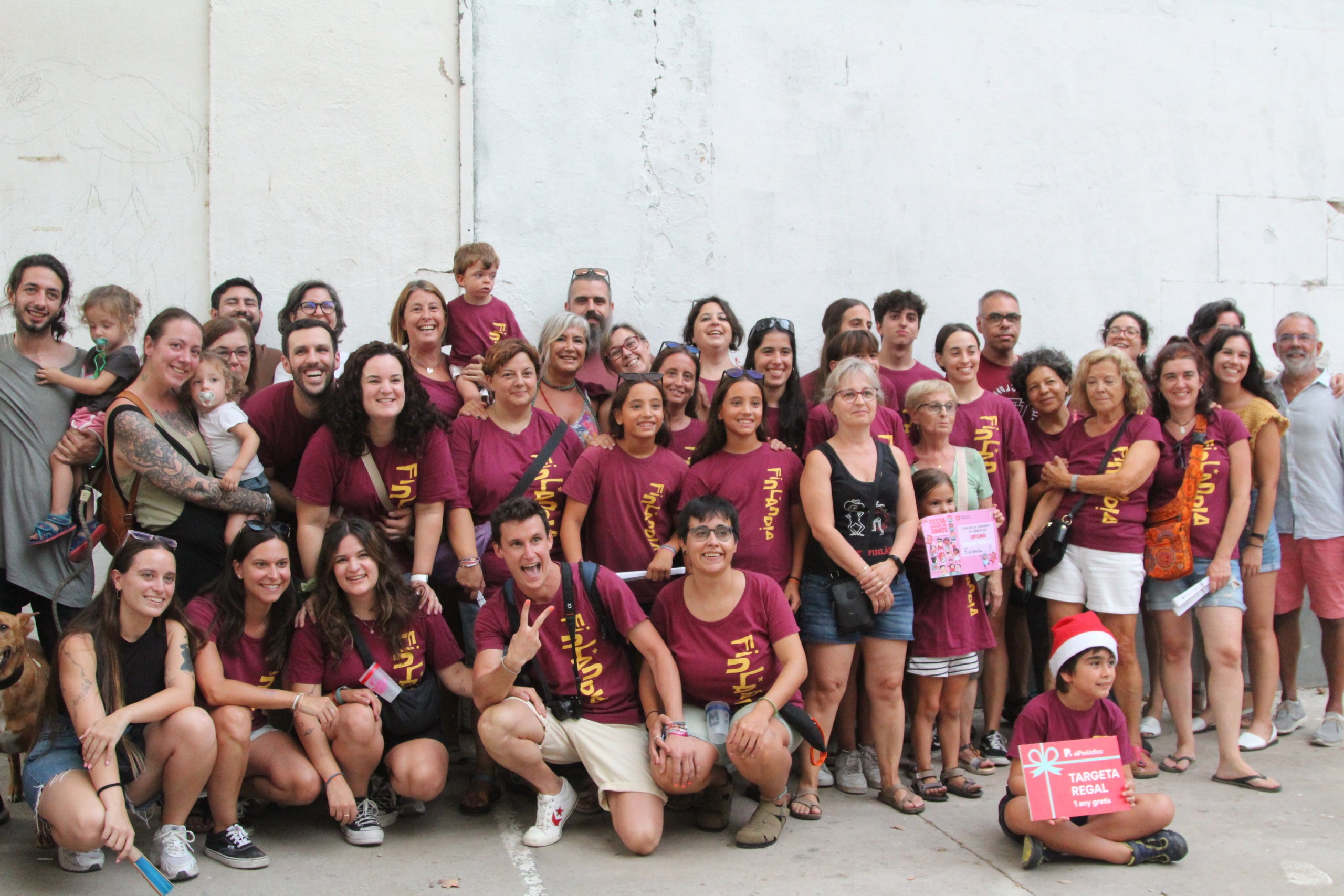 Els veïns del carrer de Finlàndia celebren la victòria en el concurs de guarnits de la Festa Major de Sants / A.R.
