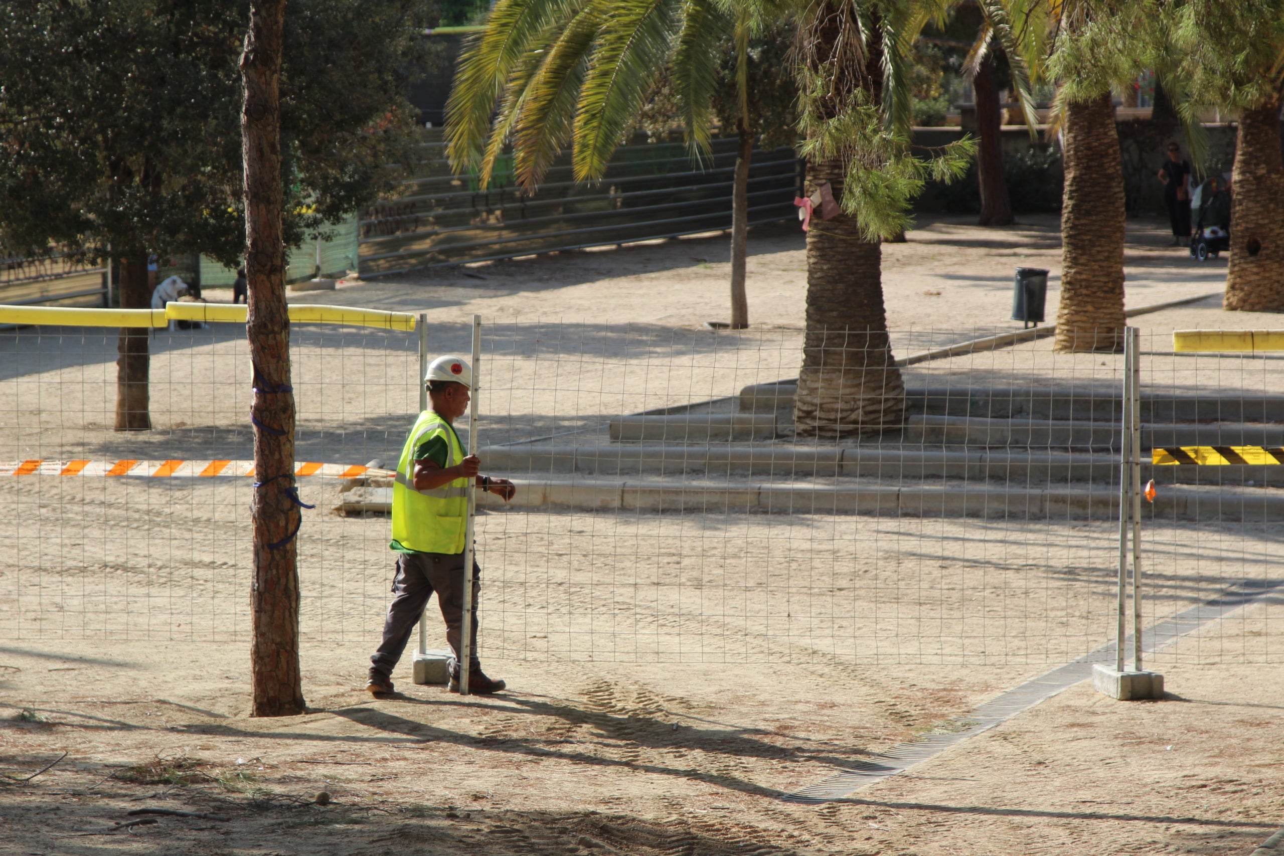 Operaris treballen en la zona del parc de Joan Miró arrasada per les màquines / A.R.