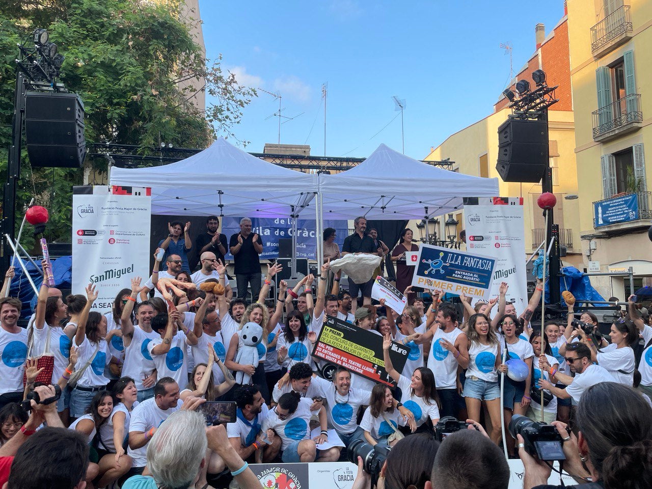 Els veïns de Gràcia durant la preparació i muntatge dels decorats / ACN