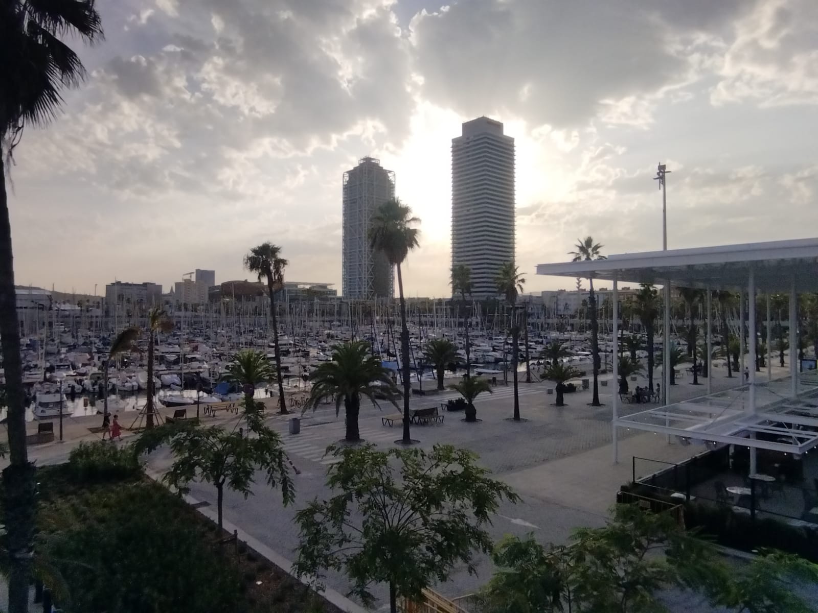 El Port Olímpic, amb la Torre Mapfre i l'Hotel Arts, al fons / Jordi Subirana 