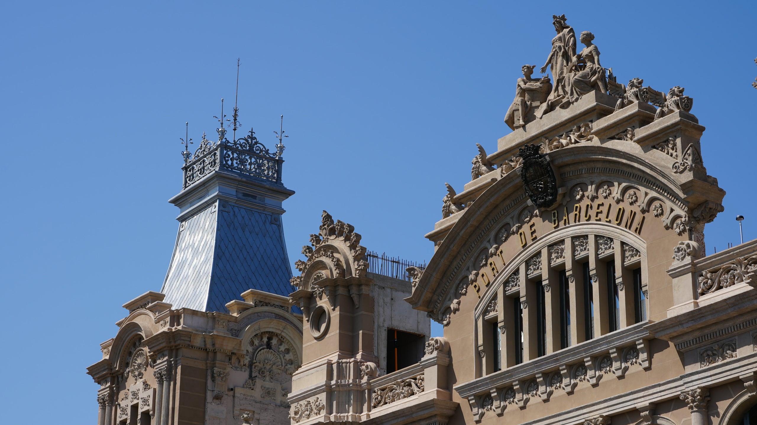 Façana principal del Portal de la Pau després de la reforma que l'ha retornat a la seva esplendor original / Port de Barcelona