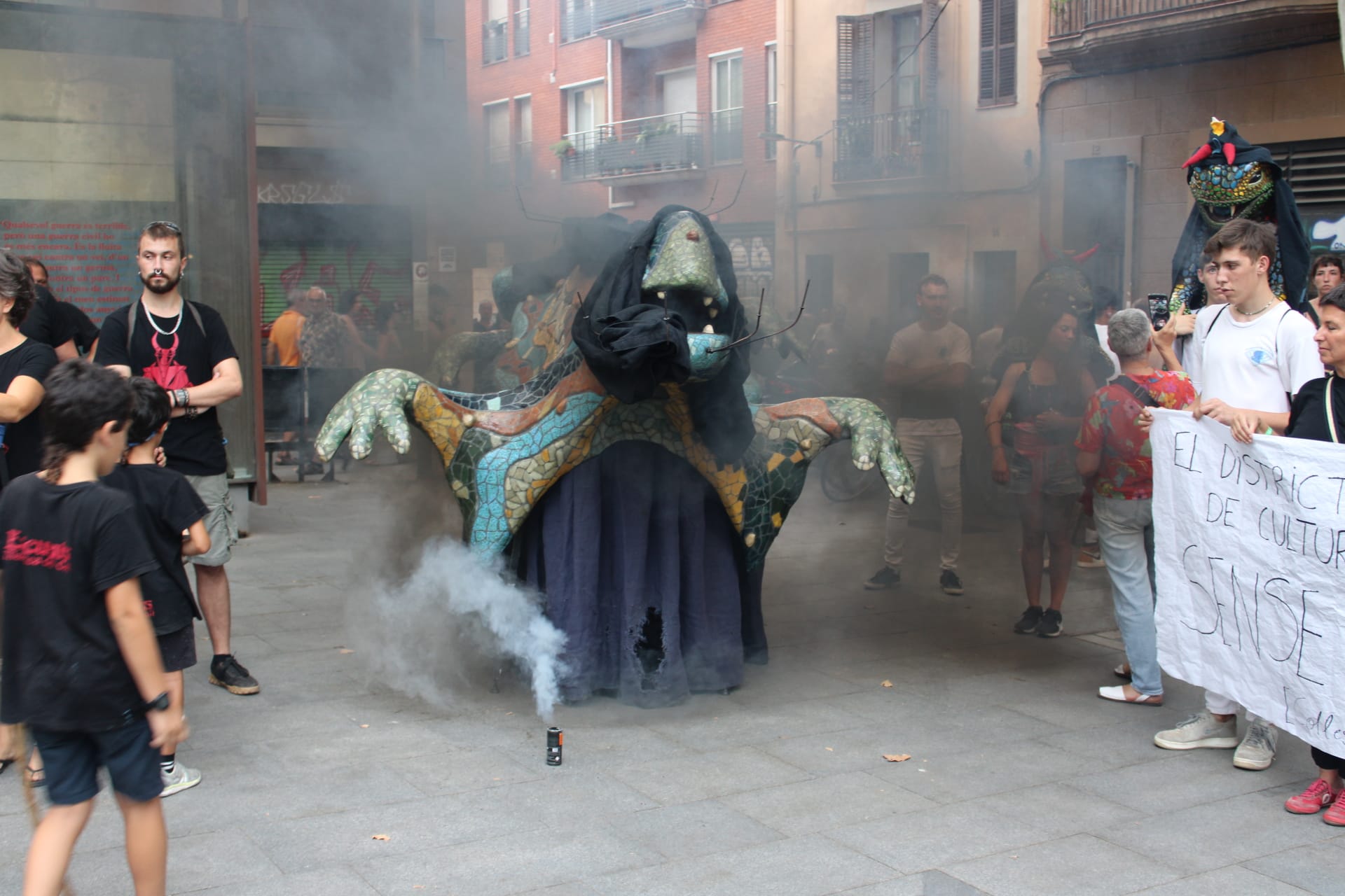 Imatge de la 'marxa fúnebre' en defensa de la cultura popular a la Festa de Gràcia / José Díaz