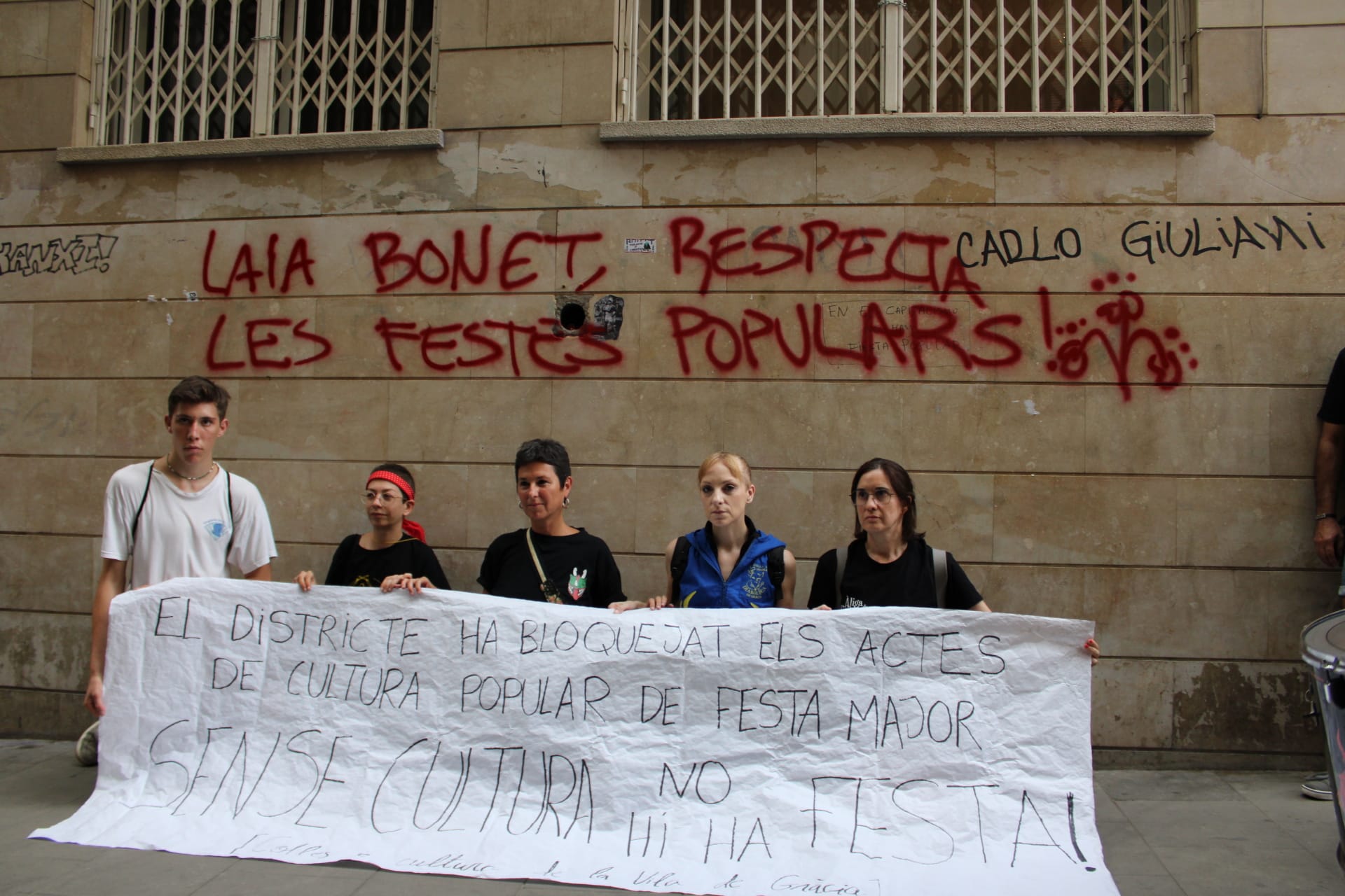 Membres de la coordinadora de colles de cultura popular del barri de Gràcia, durant les protestes pel bloqueig a la Festa Major / José Díaz