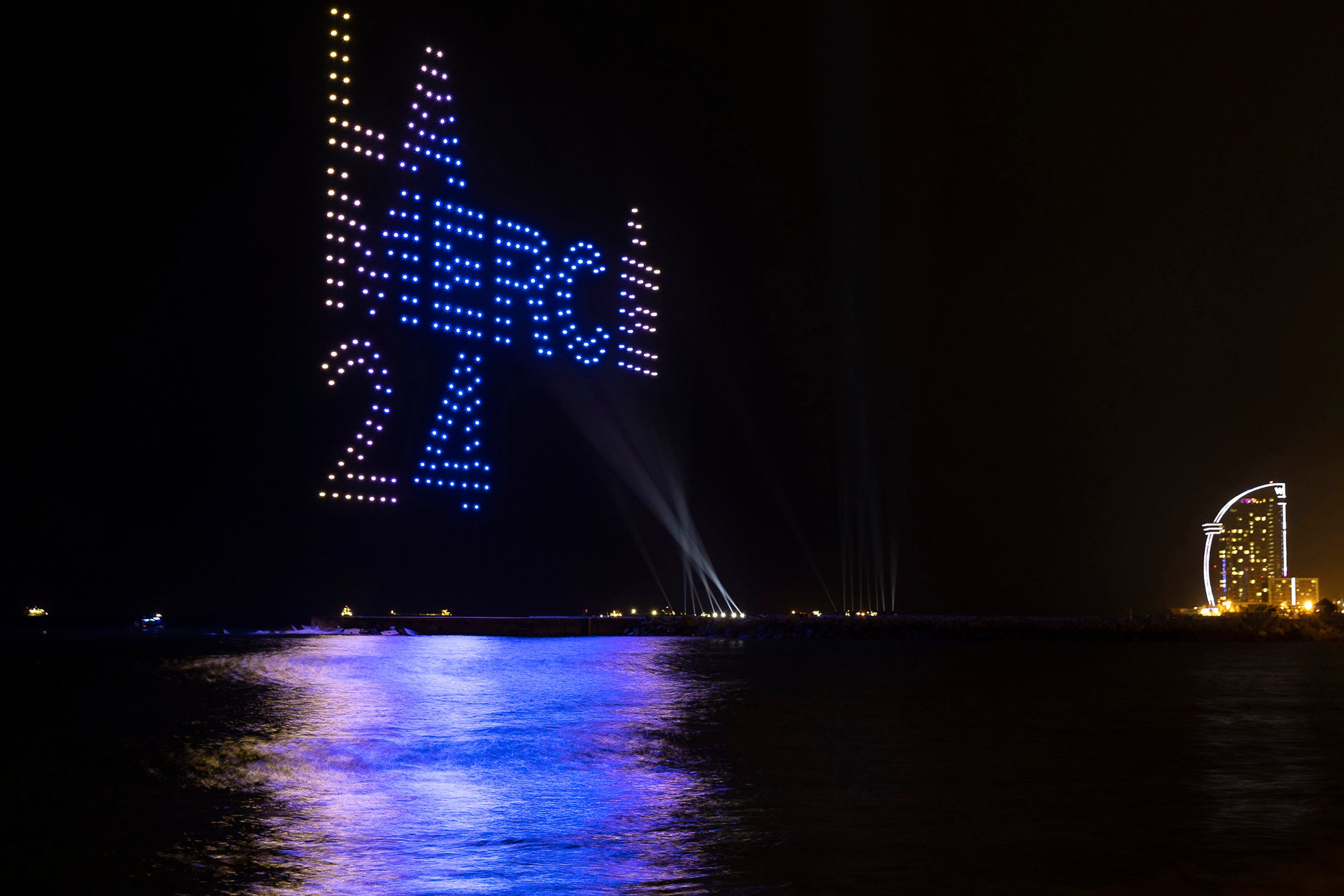 Espectacle de drons a la platja de la Barceloneta. / Jordi Play