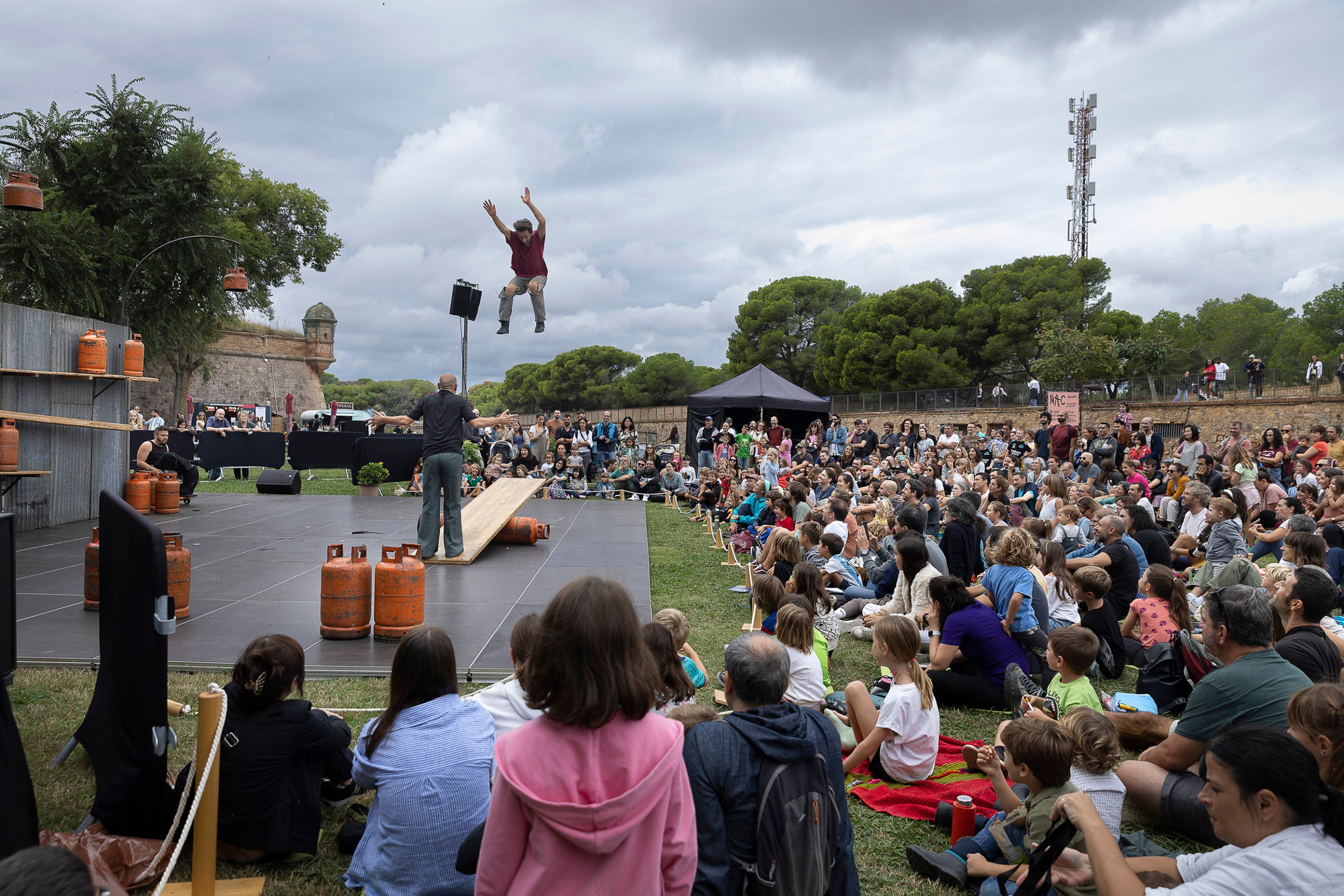 Espectacle familiar 'Extrêmités' al Castell de Montjuïc / Jordi Play
