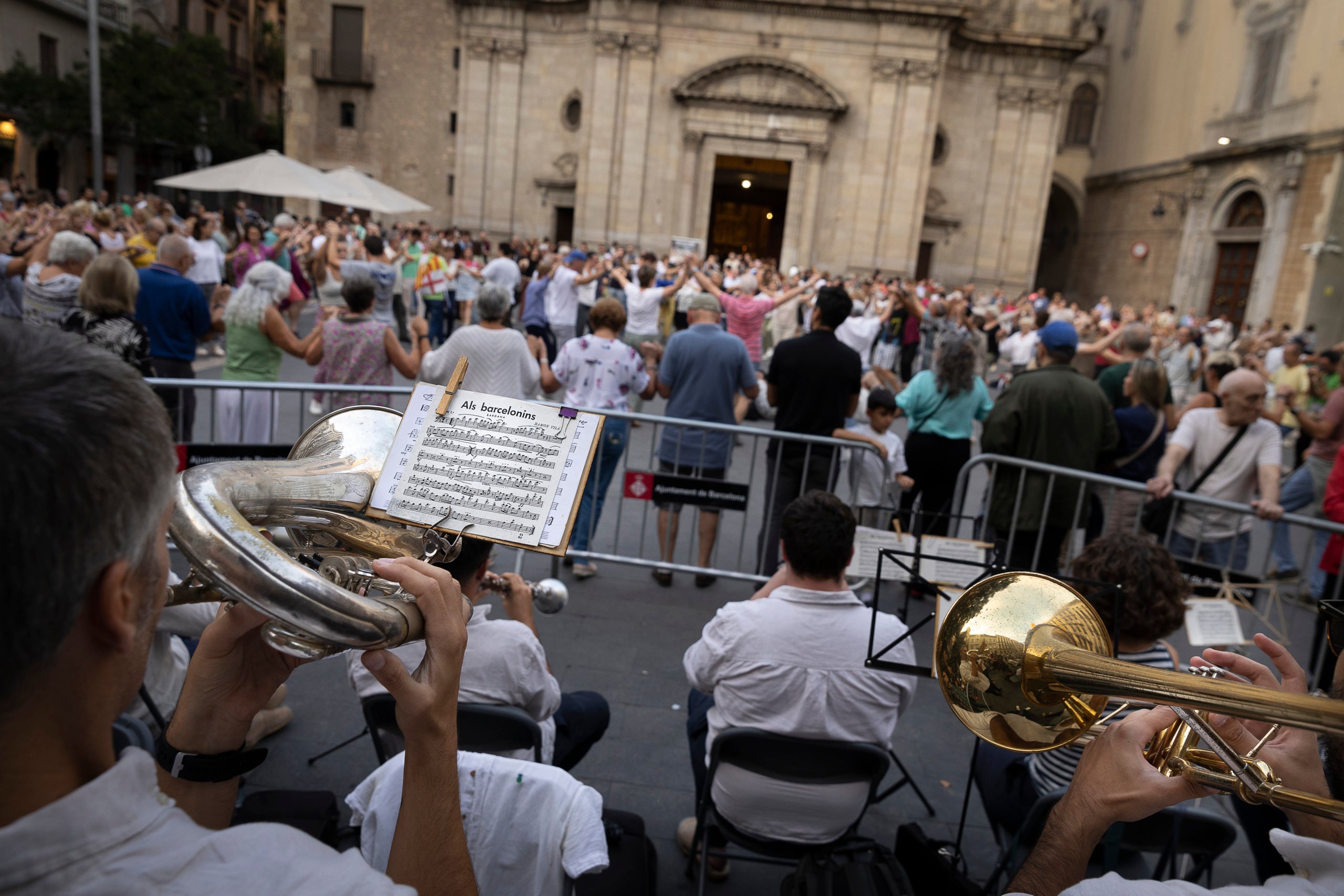 Sardanes amb la Cobla Marinada a la plaça de la Mercè / Jordi Play
