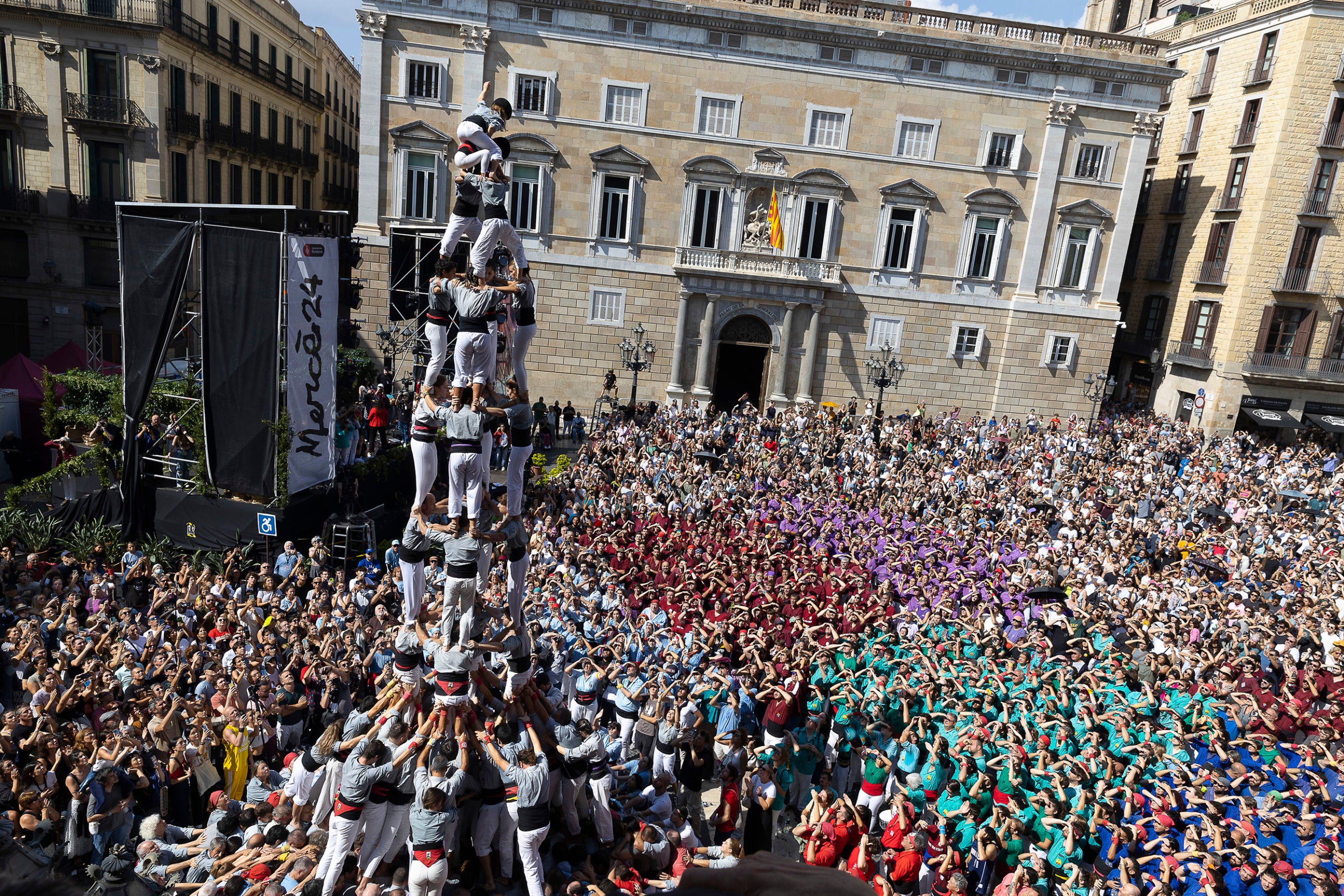 Jornada castellera amb les colles de la ciutat a Plaça Sant Jaume / Jordi Play
