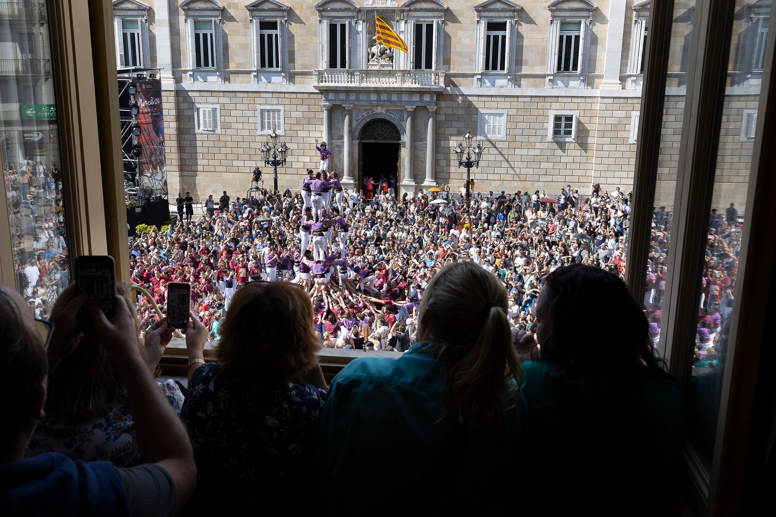 Jornada castellera amb les colles de la ciutat a Plaça Sant Jaume / Jordi Play