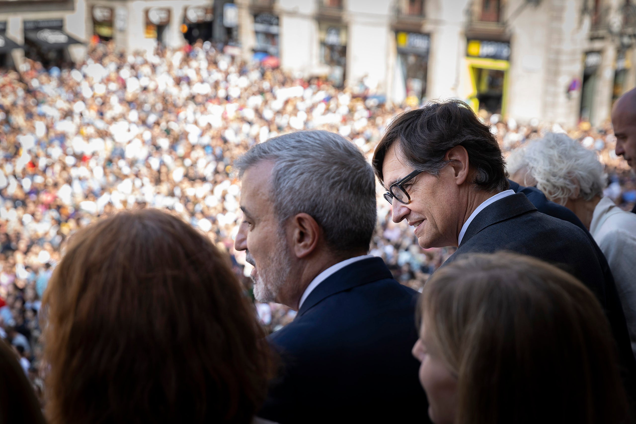 Salvador Illa i Jaume Collboni al balcó de l'ajuntament durant la jornada castellera amb les colles de la ciutat a Plaça Sant Jaume / Jordi Play