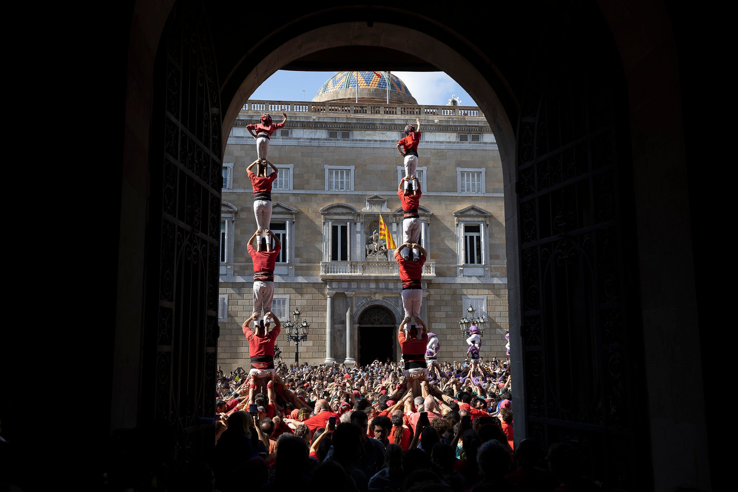 Jornada castellera amb les colles de la ciutat a Plaça Sant Jaume / Jordi Play
