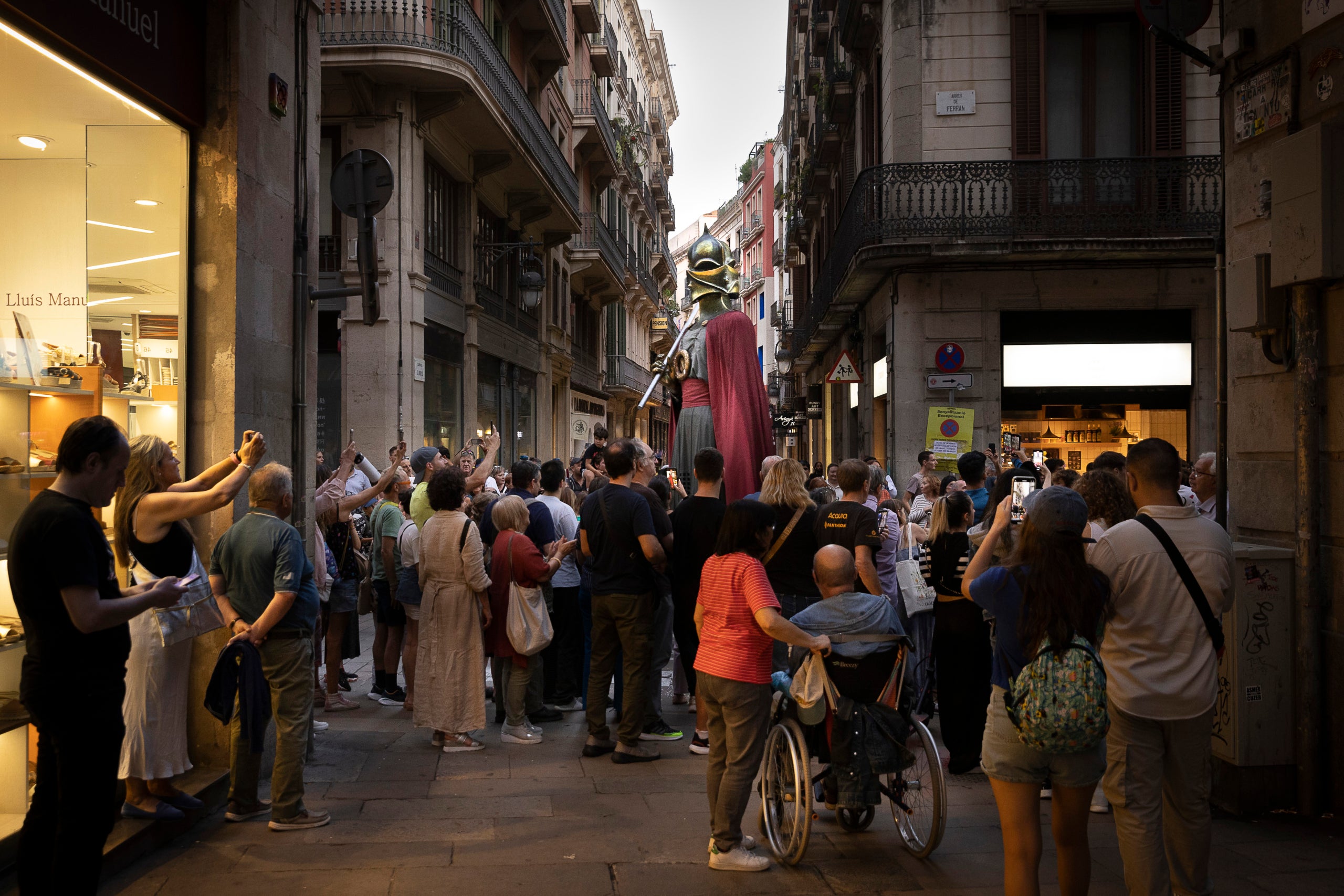 Els gegants de la ciutat al carrer Ferran / Jordi Play