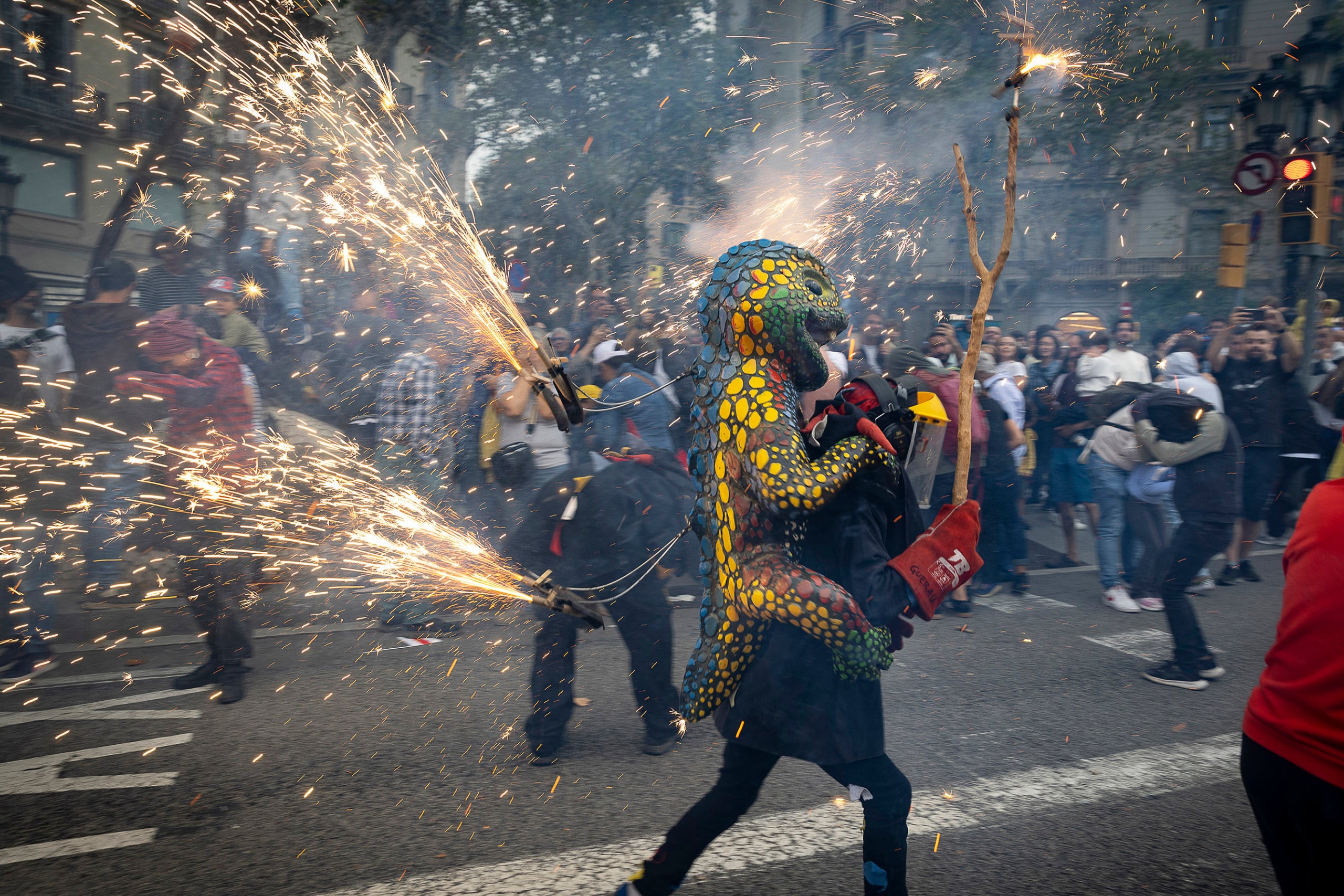 Correfoc infantil al passeig de Gràcia per les Festes de la Mercè / Jordi Play