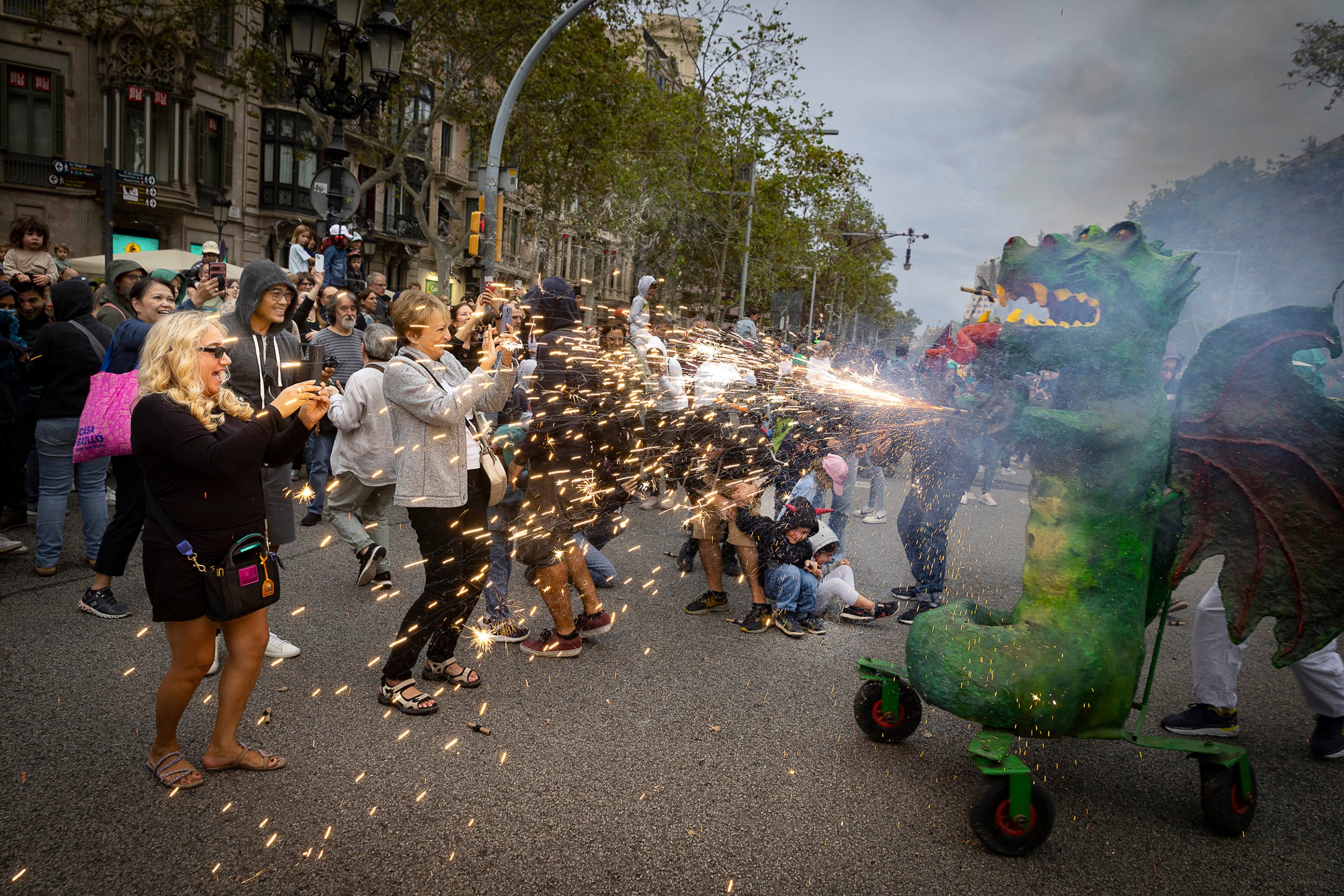 Correfoc infantil al passeig de Gràcia per les Festes de la Mercè / Jordi Play