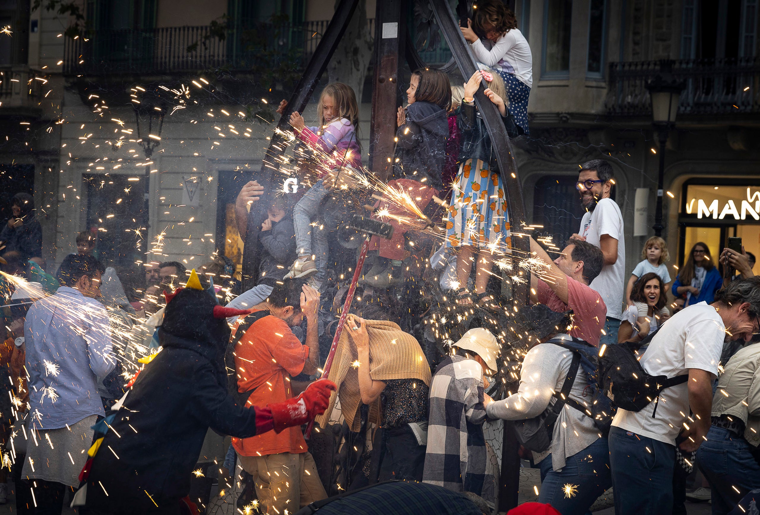 Correfoc infantil al passeig de Gràcia per les Festes de la Mercè / Jordi Play