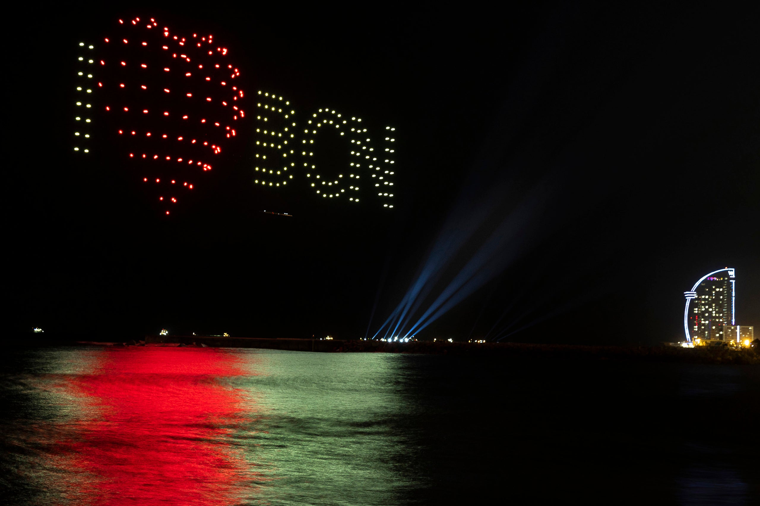 Espectacle de drons a la platja de la Barceloneta / Jordi Play