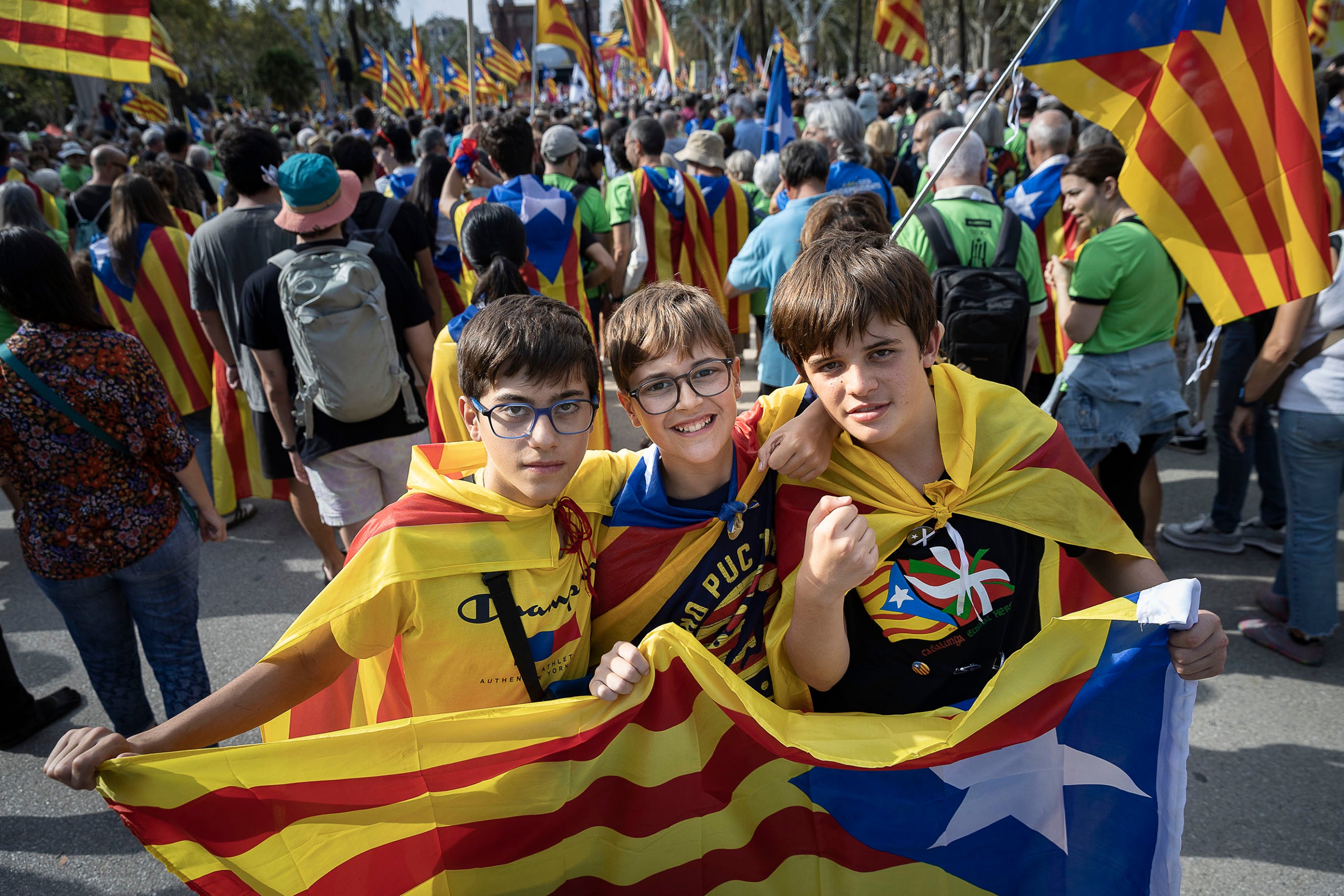 L'Andreu, l'Arnau i el Pol, assistents a la manifestació de l'11 de setembre a Barcelona foto: Jordi Play