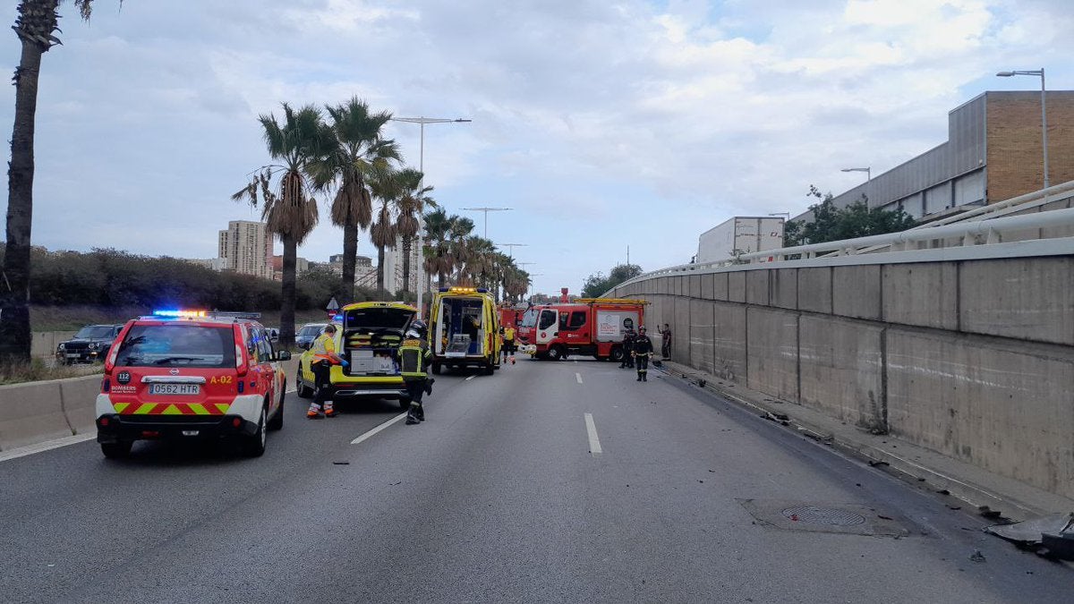 Imatge dels Bombers i el SEM actuant a l'accident de la Ronda Litoral / ACN