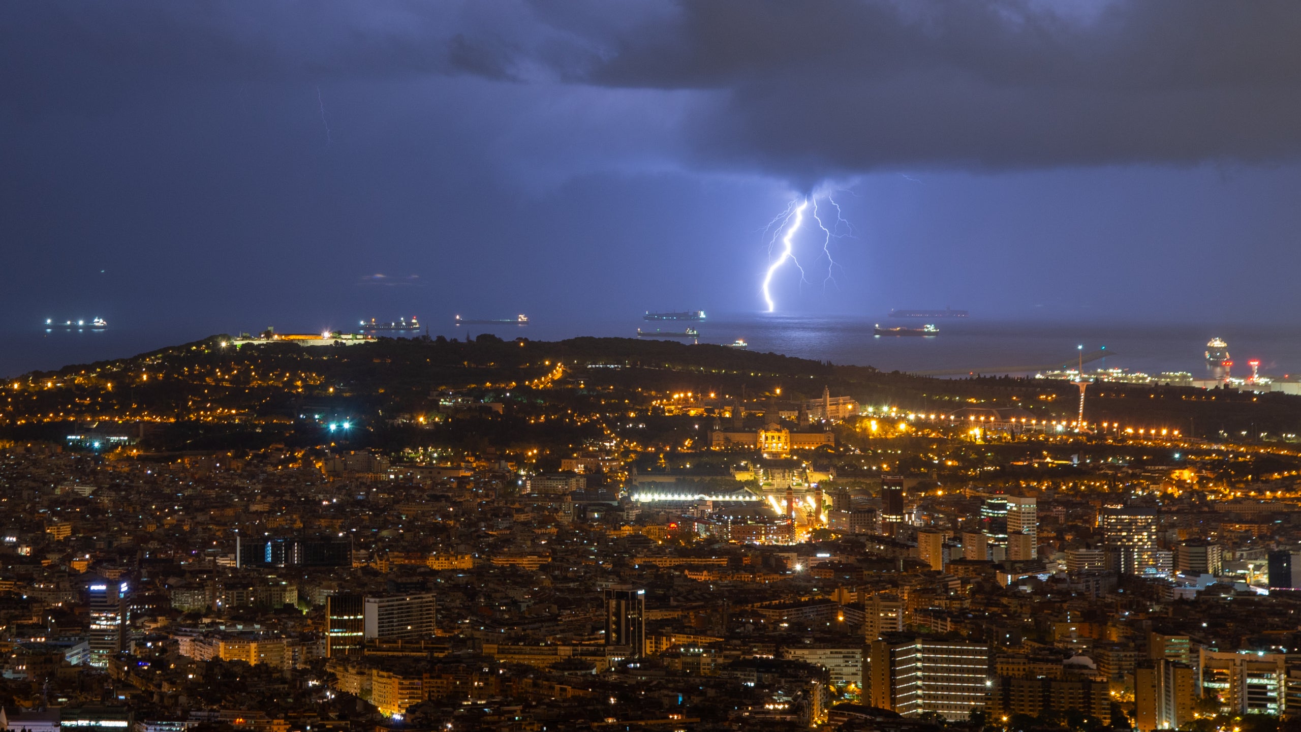 La tempesta amb llamps que s'ha pogut veure aquest dilluns sobre la costa barcelonina / Alfons Puertas (Observatori Fabra)