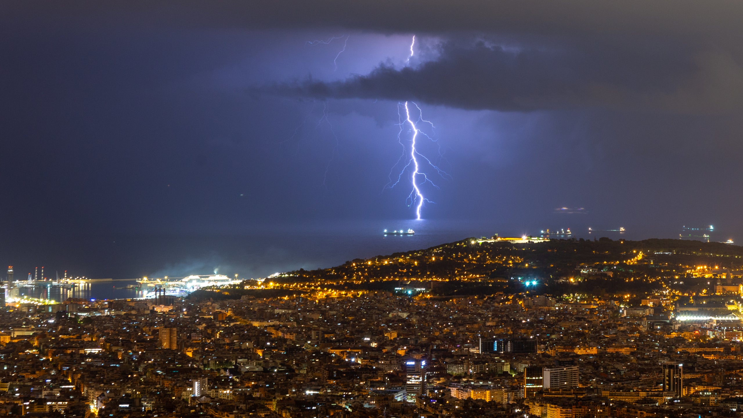 La tempesta amb llamps que s'ha pogut veure aquest dilluns sobre la costa barcelonina / Alfons Puertas (Observatori Fabra)