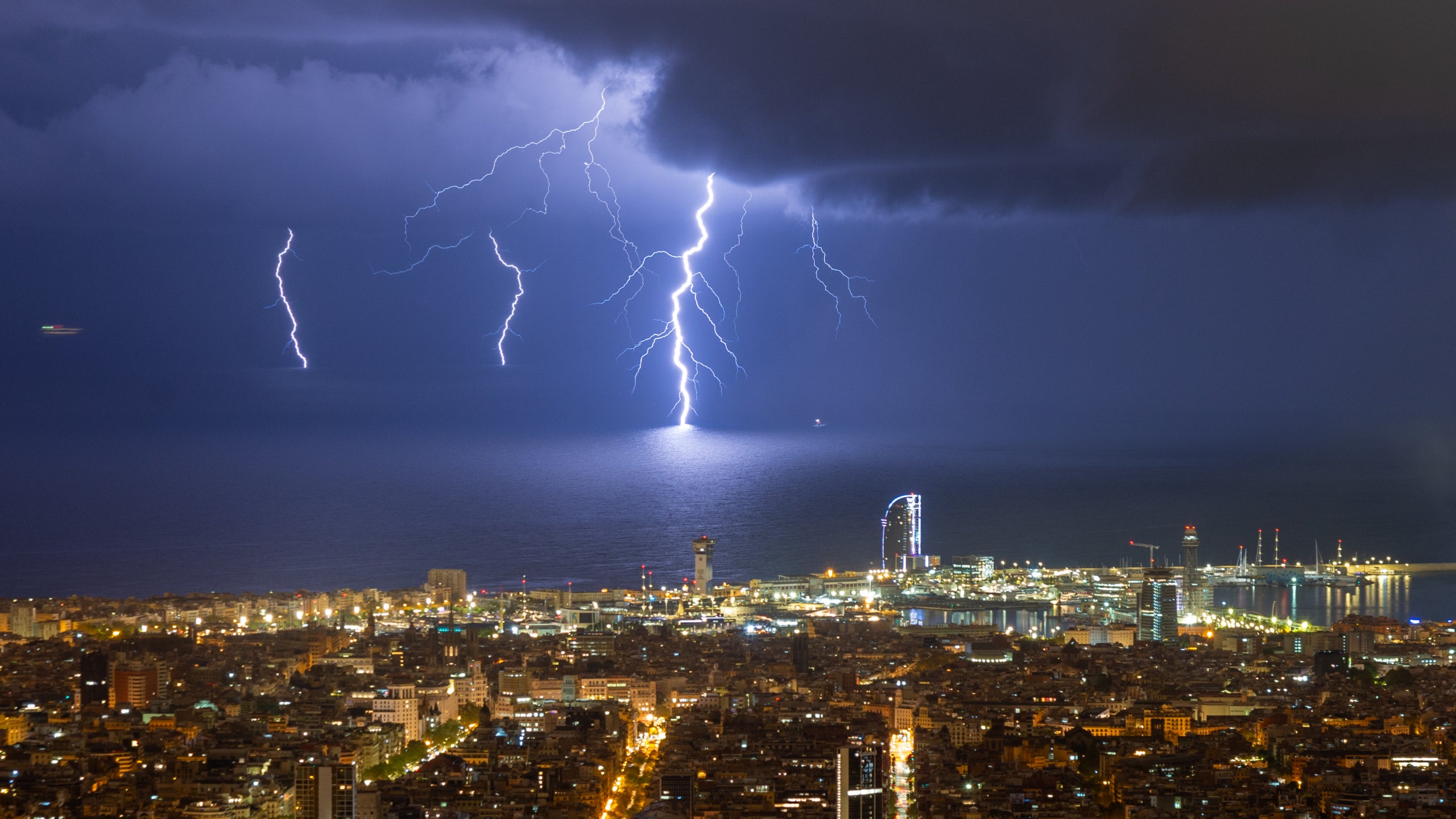 La tempesta amb llamps que s'ha pogut veure aquest dilluns sobre la costa barcelonina / Alfons Puertas (Observatori Fabra)