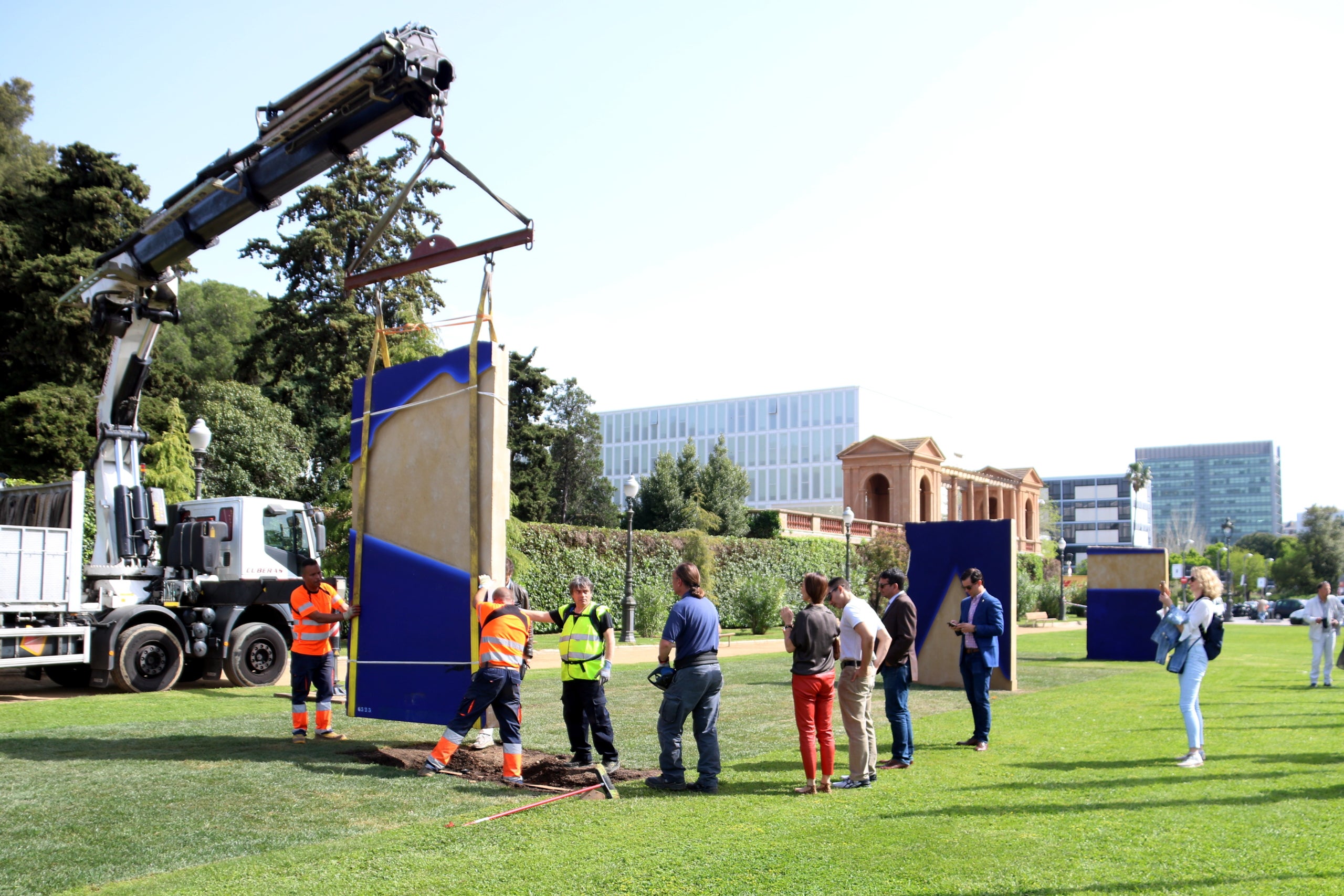 Instal·lació dels sis grans monòlits de pedra obra de l'artista Lluís Lleó a l'avinguda Diagonal l'any 2018 / Pere Francesch (ACN)