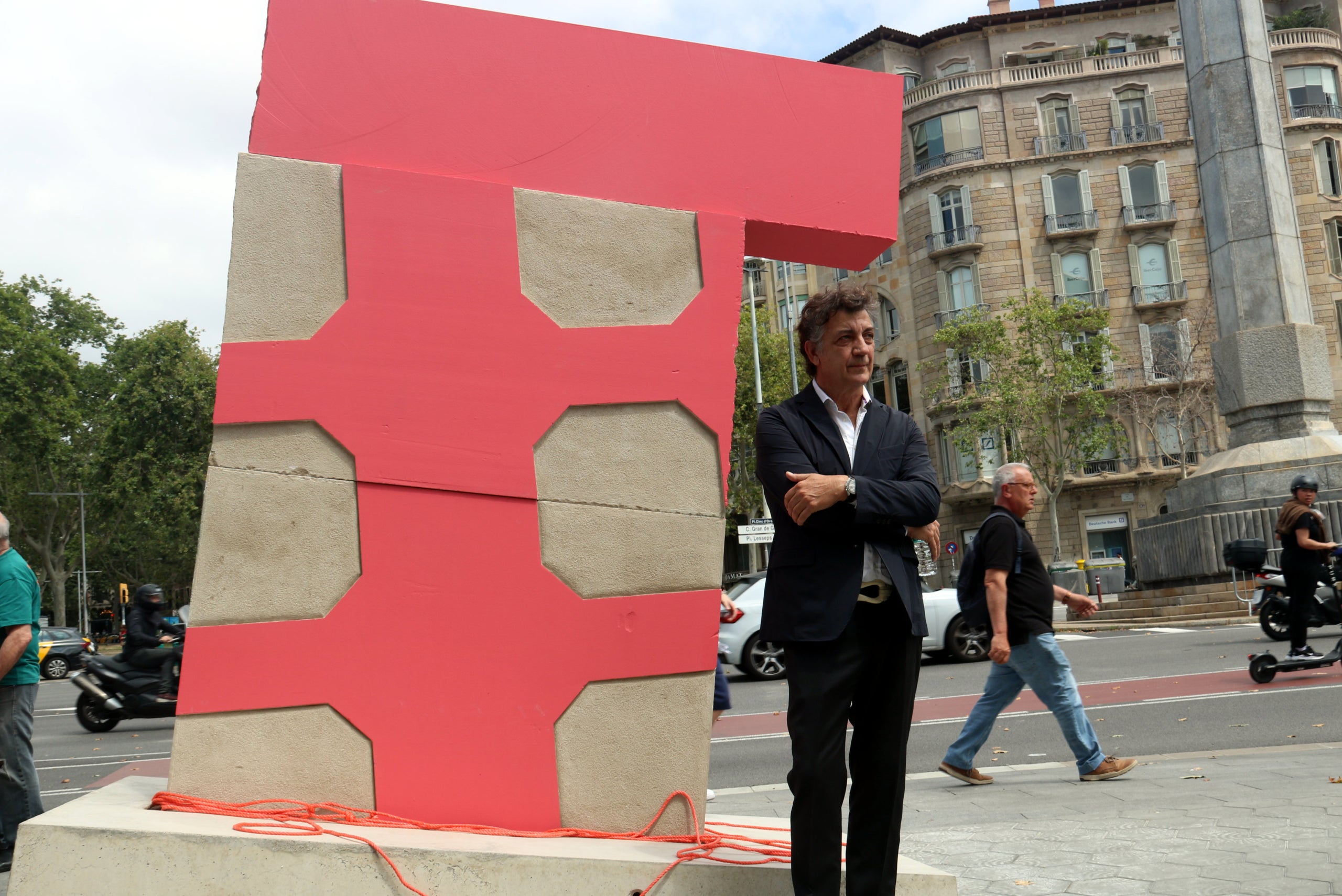 L'obra Pink Barcino de l'artista Lluís Lleó que es va instal·lar el passat mes de juny per commemorar els 200 anys d'història del passeig de Gràcia / Pol Solà i Arnau Martínez (ACN)