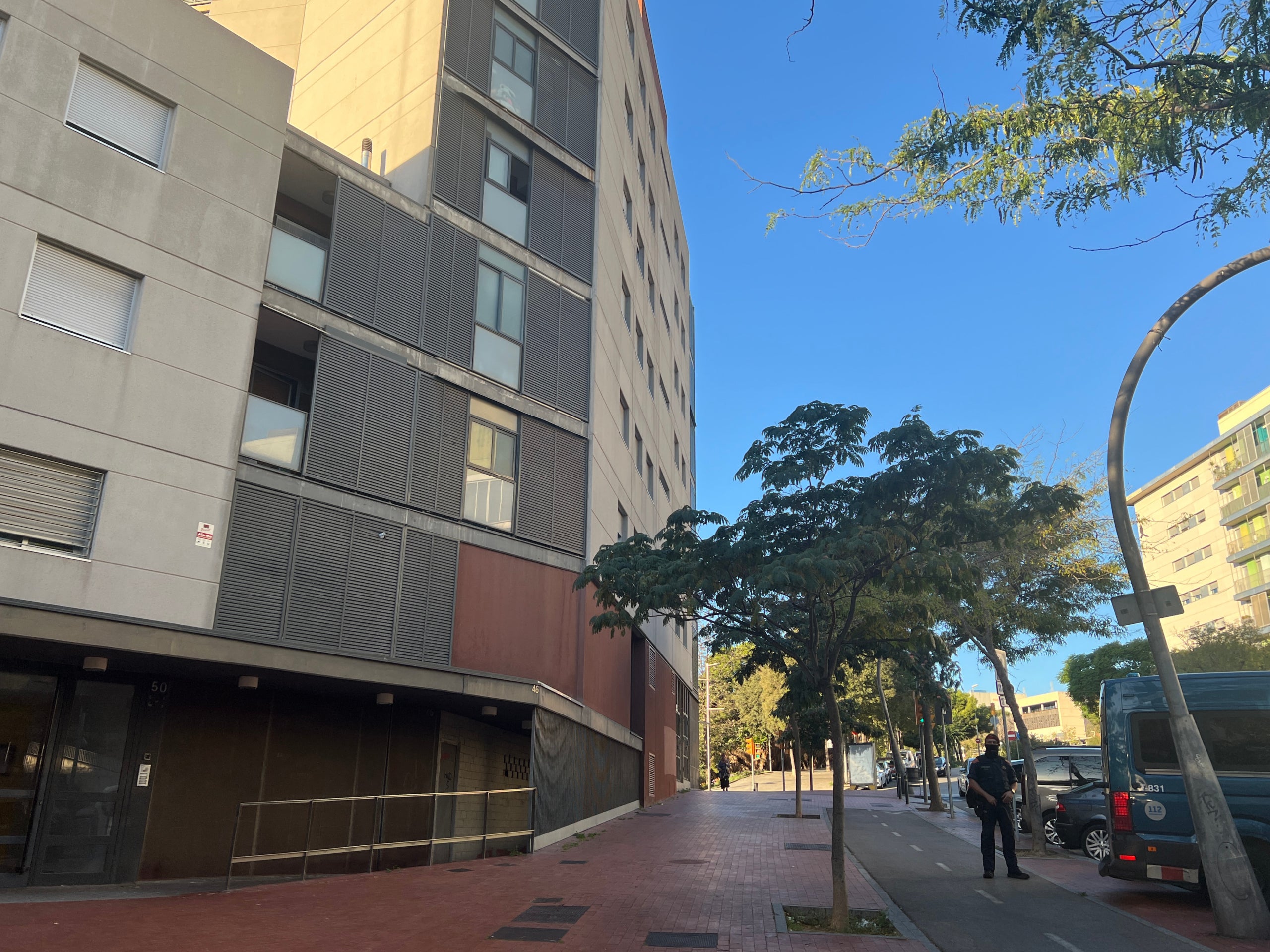 Un agent dels Mossos a les portes d'un dels escorcolls al carrer Aiguablava de Barcelona / Laura Fíguls (ACN)