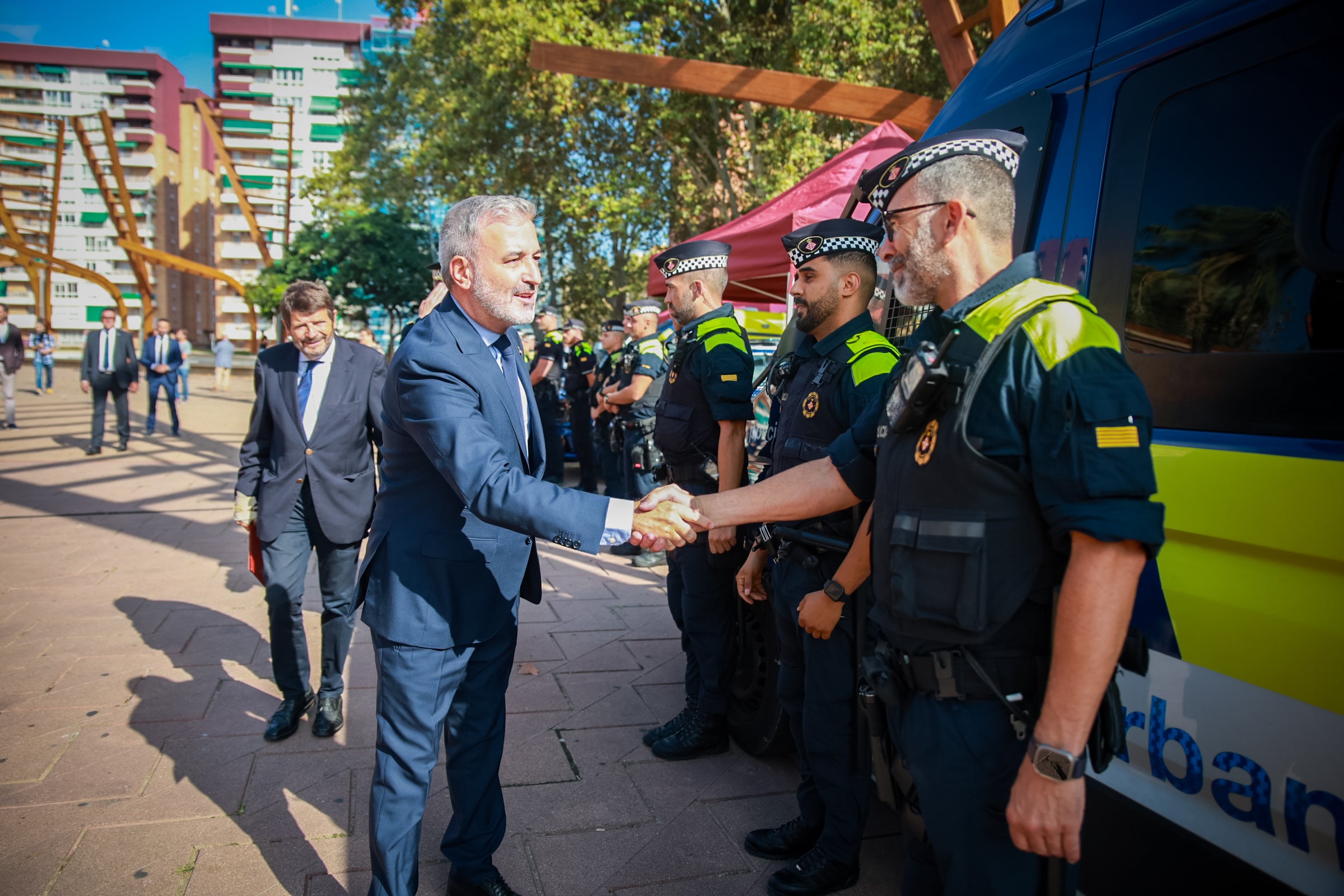L'alcalde de Barcelona, Jaume Collboni, estreny la mà a un agent de la Guàrdia Urbana | Ajuntament de Barcelona