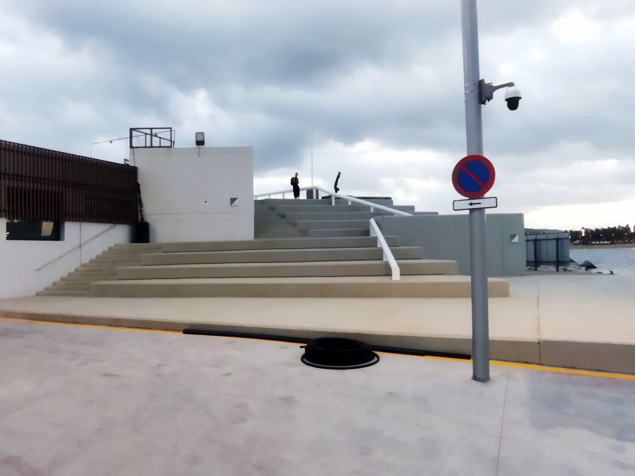 L'accés amb escales des de la cota port al mirador del final del passeig del dic de recer, inaccessible per a les persones amb mobilitat reduïda / Jordi Subirana